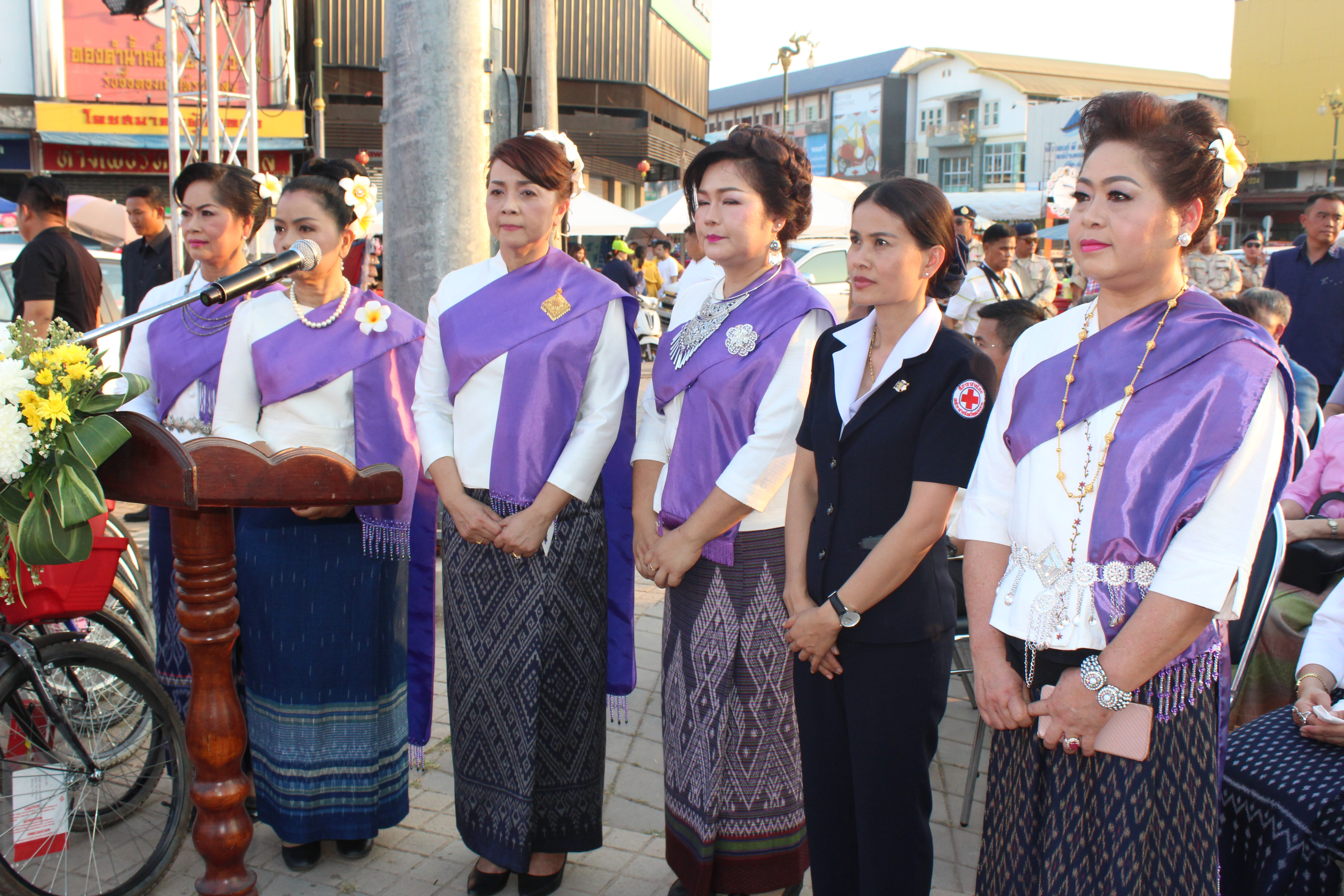 พจ.หนองคาย ร่วมพิธีเปิดงาน และการรำบวงสรวง/การบายศรีเมือง ในงาน”ฉลองอนุสาวรีย์ปราบฮ่อใต้ร่มพระบารมี 191 ปี เมืองหนองคาย และงานกาดชาด พ.ศ.2561″