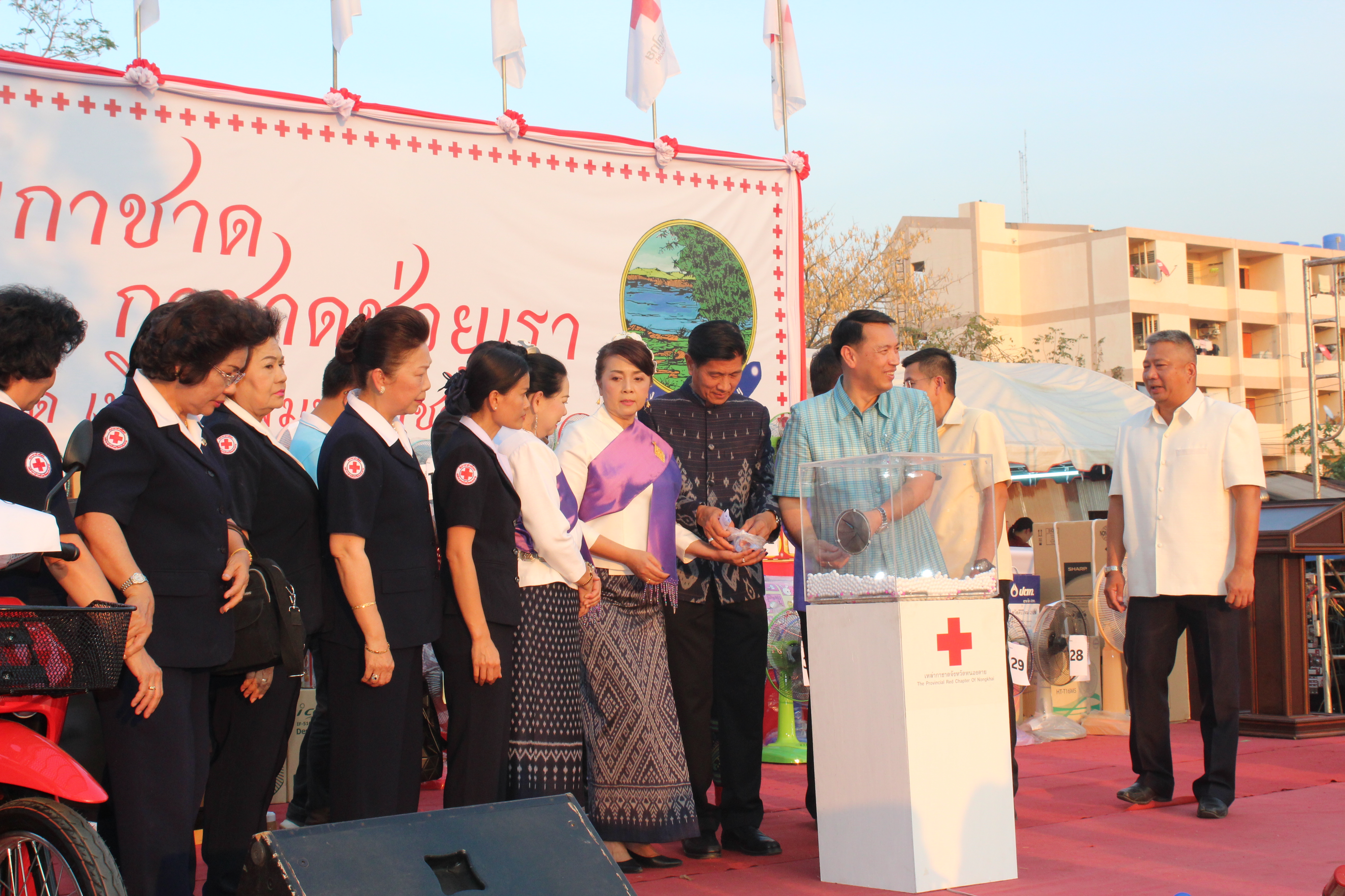 พจ.หนองคาย ร่วมพิธีเปิดงาน และการรำบวงสรวง/การบายศรีเมือง ในงาน”ฉลองอนุสาวรีย์ปราบฮ่อใต้ร่มพระบารมี 191 ปี เมืองหนองคาย และงานกาดชาด พ.ศ.2561″