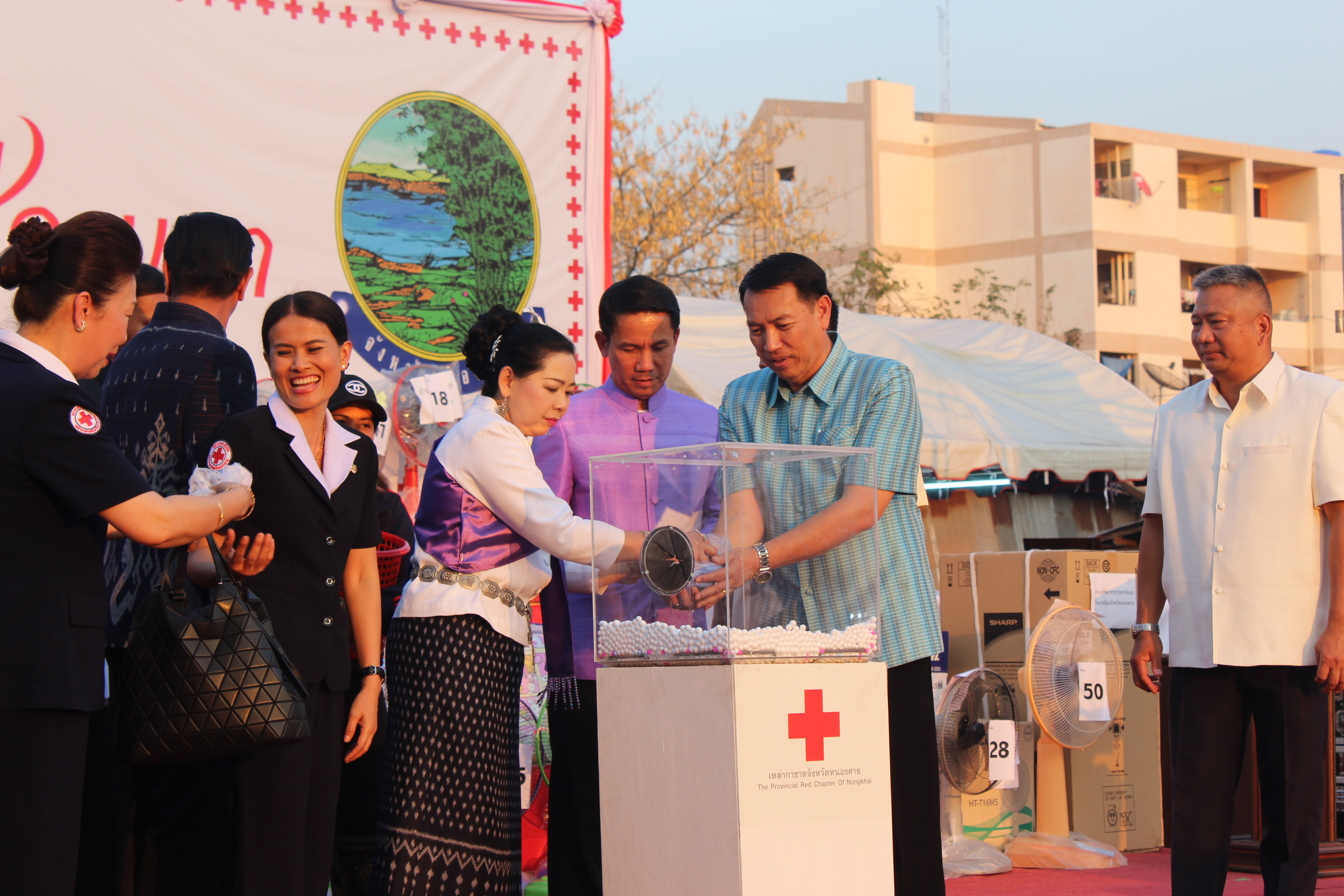 พจ.หนองคาย ร่วมพิธีเปิดงาน และการรำบวงสรวง/การบายศรีเมือง ในงาน”ฉลองอนุสาวรีย์ปราบฮ่อใต้ร่มพระบารมี 191 ปี เมืองหนองคาย และงานกาดชาด พ.ศ.2561″