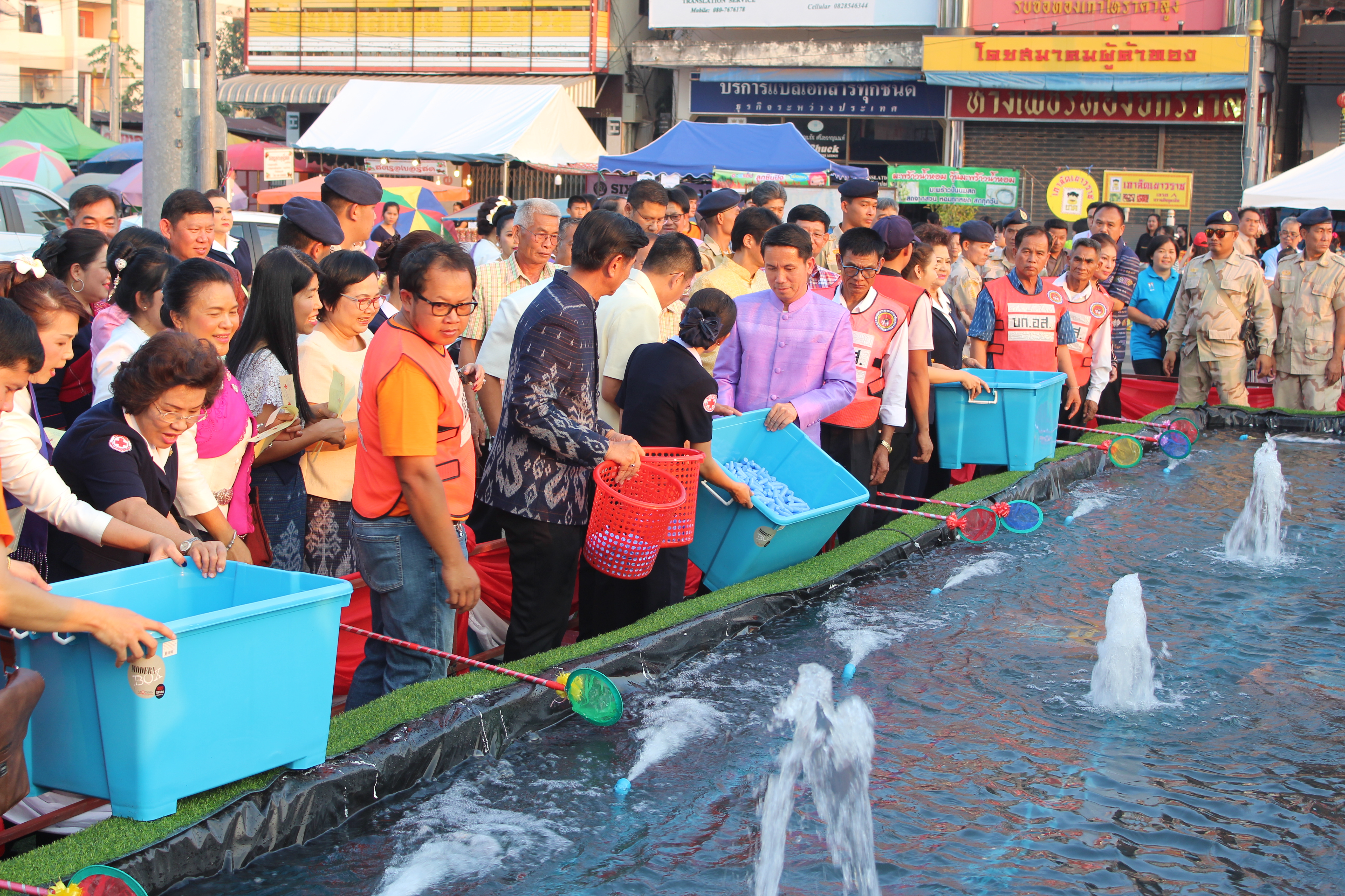 พจ.หนองคาย ร่วมพิธีเปิดงาน และการรำบวงสรวง/การบายศรีเมือง ในงาน”ฉลองอนุสาวรีย์ปราบฮ่อใต้ร่มพระบารมี 191 ปี เมืองหนองคาย และงานกาดชาด พ.ศ.2561″