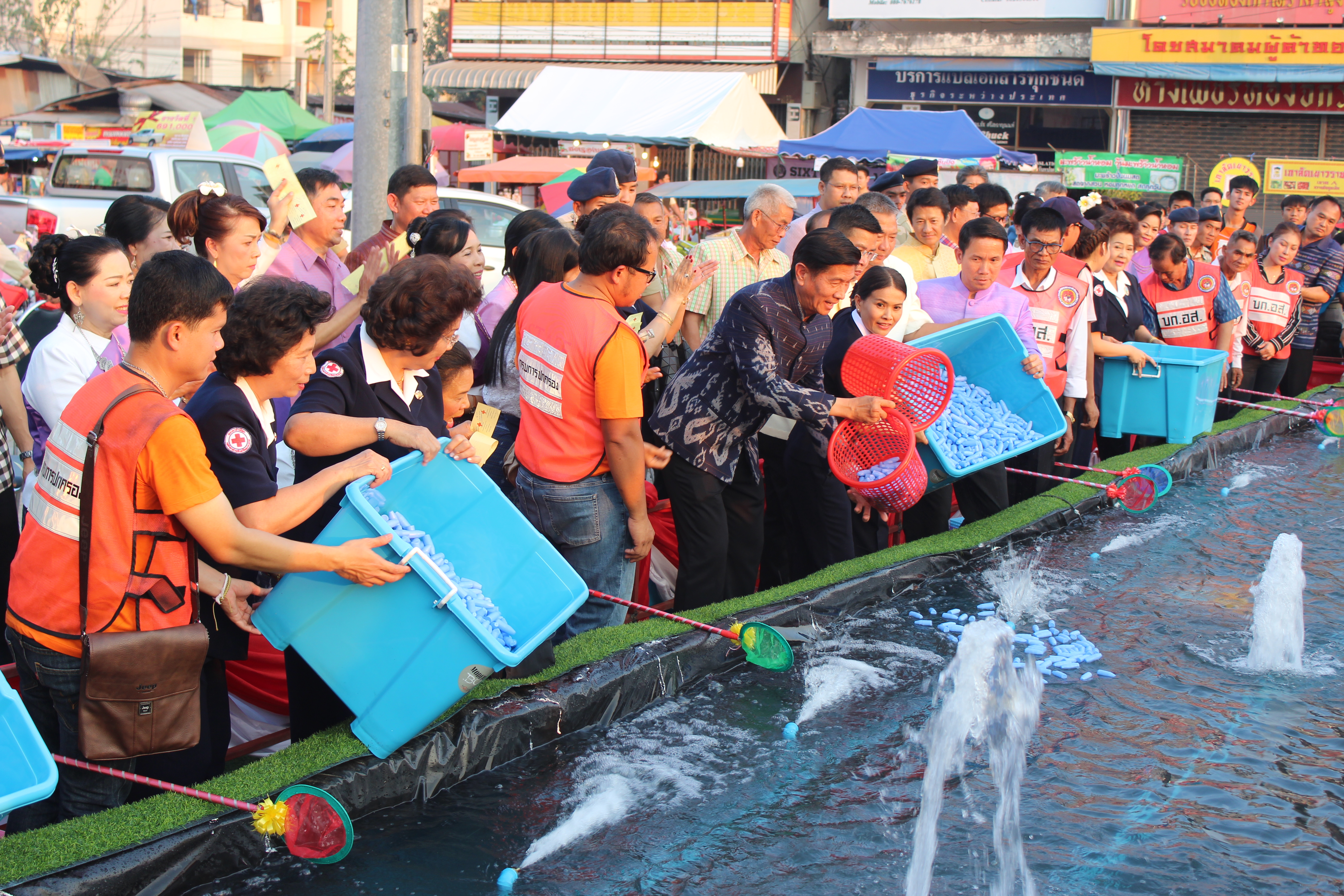 พจ.หนองคาย ร่วมพิธีเปิดงาน และการรำบวงสรวง/การบายศรีเมือง ในงาน”ฉลองอนุสาวรีย์ปราบฮ่อใต้ร่มพระบารมี 191 ปี เมืองหนองคาย และงานกาดชาด พ.ศ.2561″