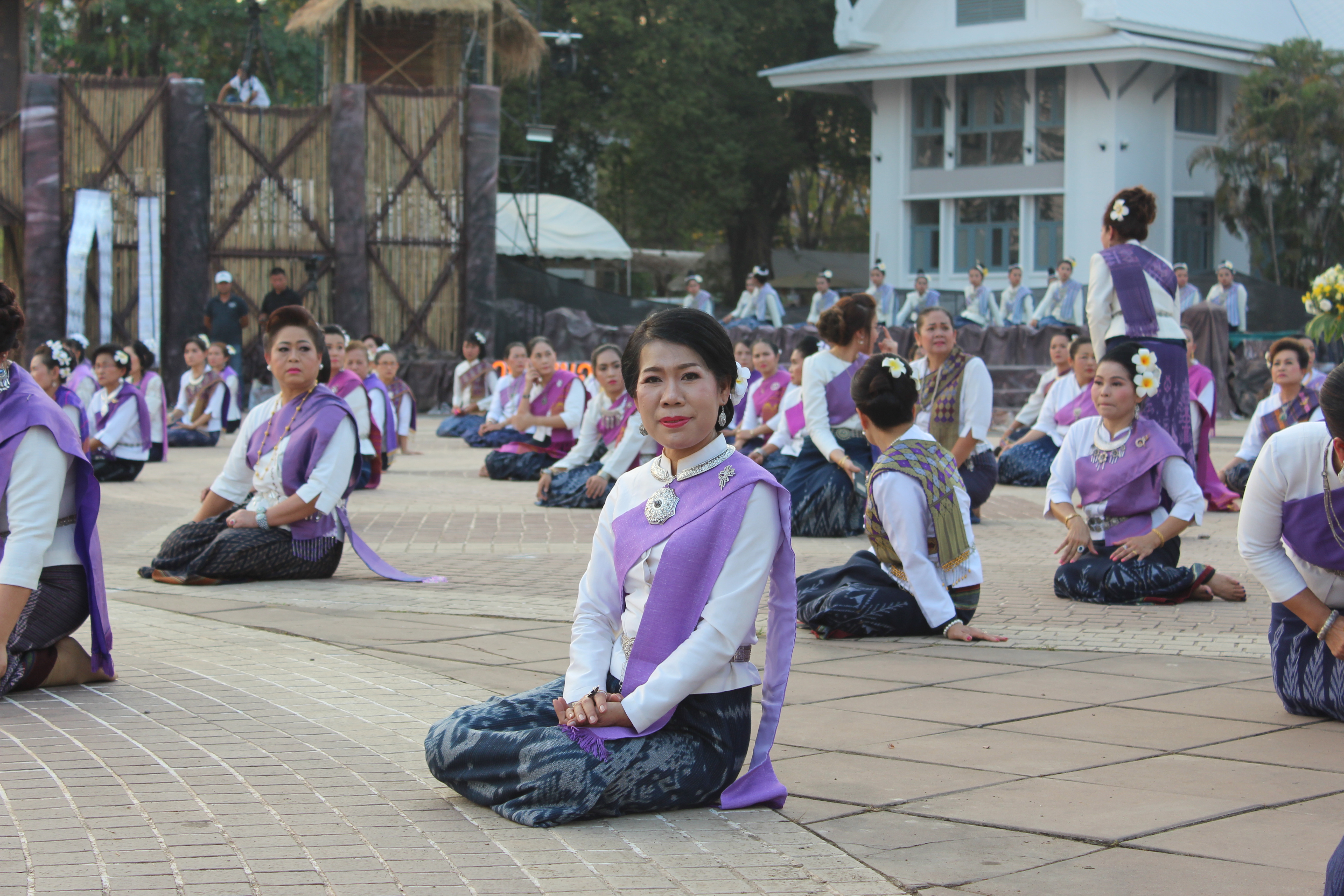 พจ.หนองคาย ร่วมพิธีเปิดงาน และการรำบวงสรวง/การบายศรีเมือง ในงาน”ฉลองอนุสาวรีย์ปราบฮ่อใต้ร่มพระบารมี 191 ปี เมืองหนองคาย และงานกาดชาด พ.ศ.2561″