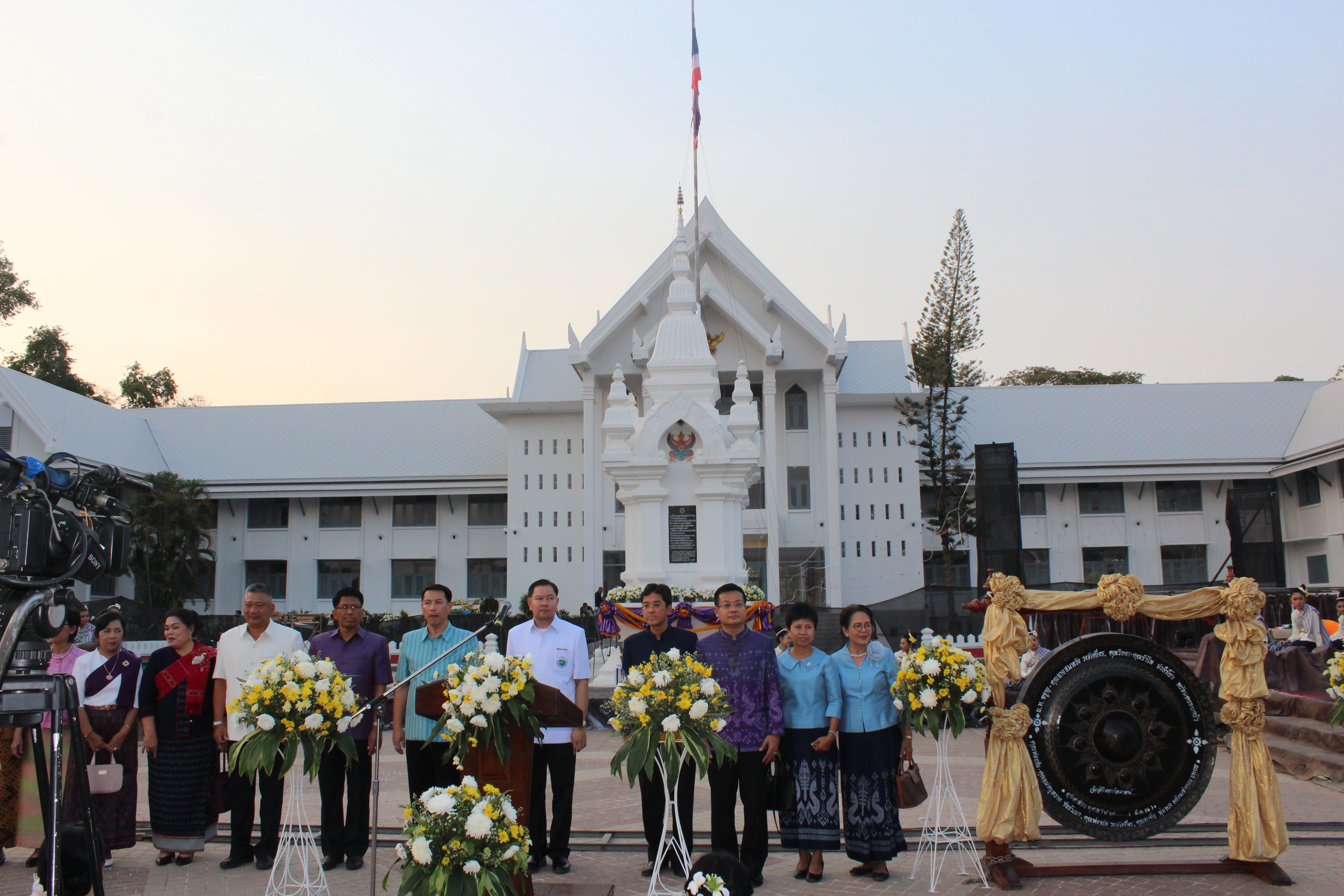 พจ.หนองคาย ร่วมพิธีเปิดงาน และการรำบวงสรวง/การบายศรีเมือง ในงาน”ฉลองอนุสาวรีย์ปราบฮ่อใต้ร่มพระบารมี 191 ปี เมืองหนองคาย และงานกาดชาด พ.ศ.2561″
