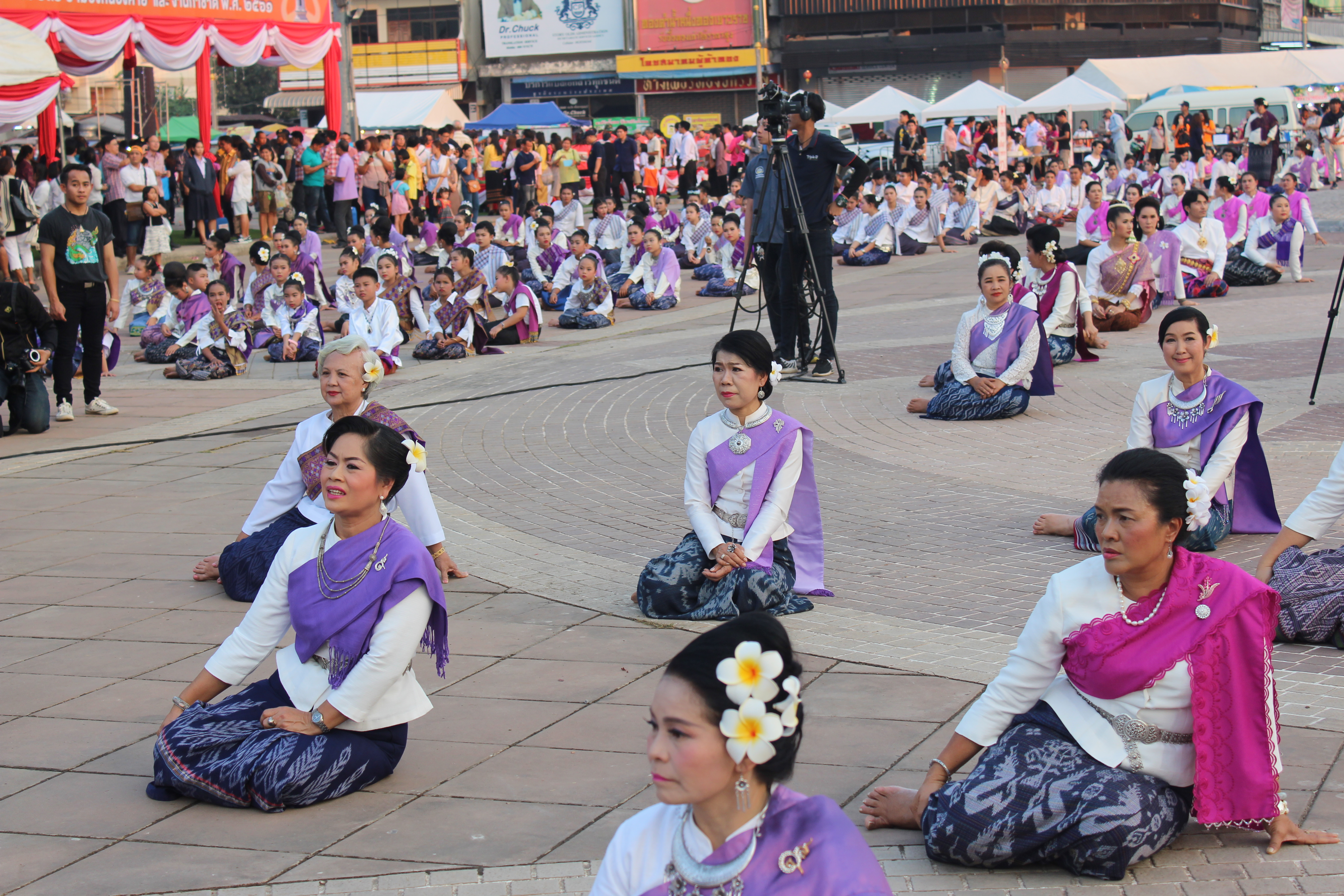 พจ.หนองคาย ร่วมพิธีเปิดงาน และการรำบวงสรวง/การบายศรีเมือง ในงาน”ฉลองอนุสาวรีย์ปราบฮ่อใต้ร่มพระบารมี 191 ปี เมืองหนองคาย และงานกาดชาด พ.ศ.2561″