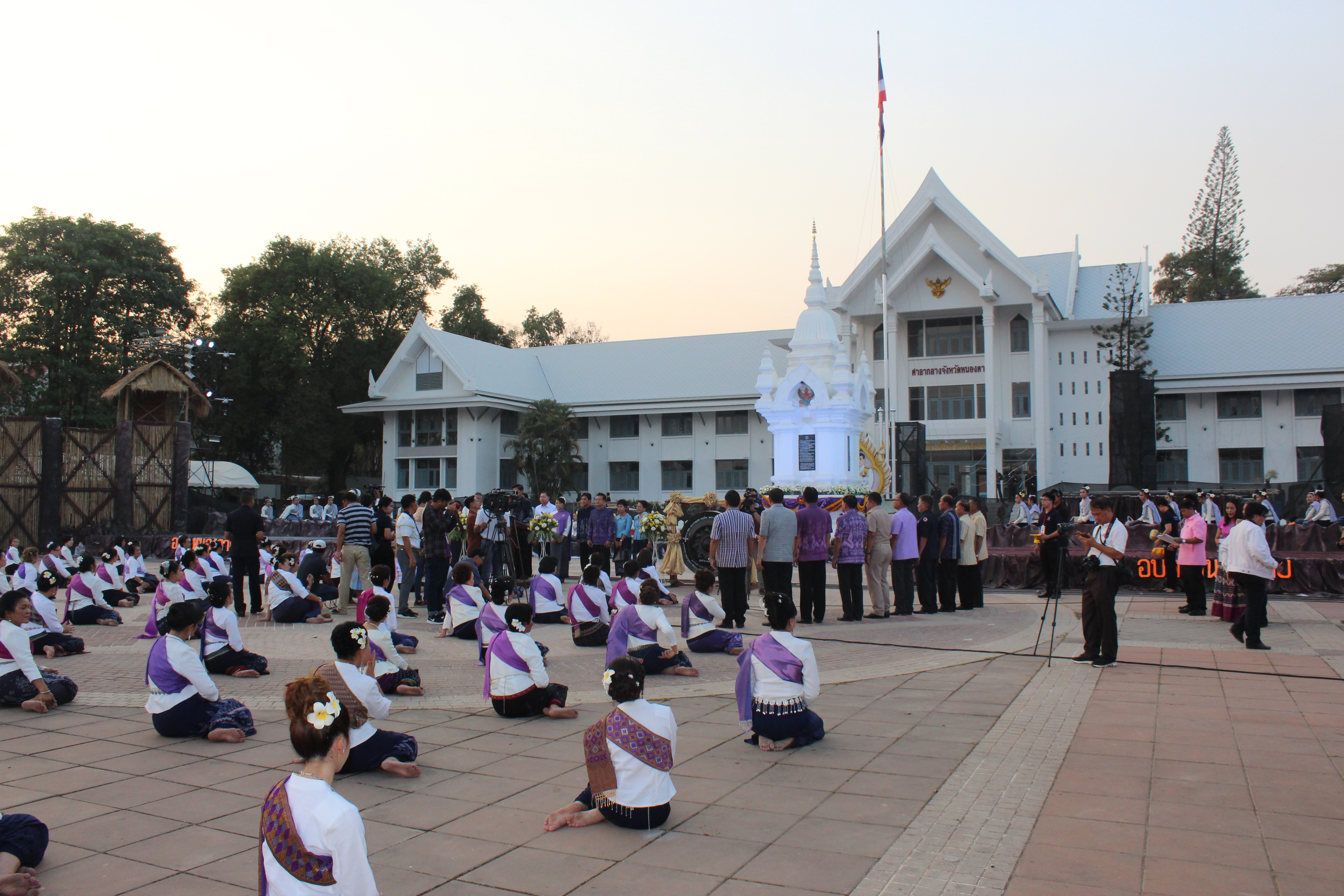 พจ.หนองคาย ร่วมพิธีเปิดงาน และการรำบวงสรวง/การบายศรีเมือง ในงาน”ฉลองอนุสาวรีย์ปราบฮ่อใต้ร่มพระบารมี 191 ปี เมืองหนองคาย และงานกาดชาด พ.ศ.2561″