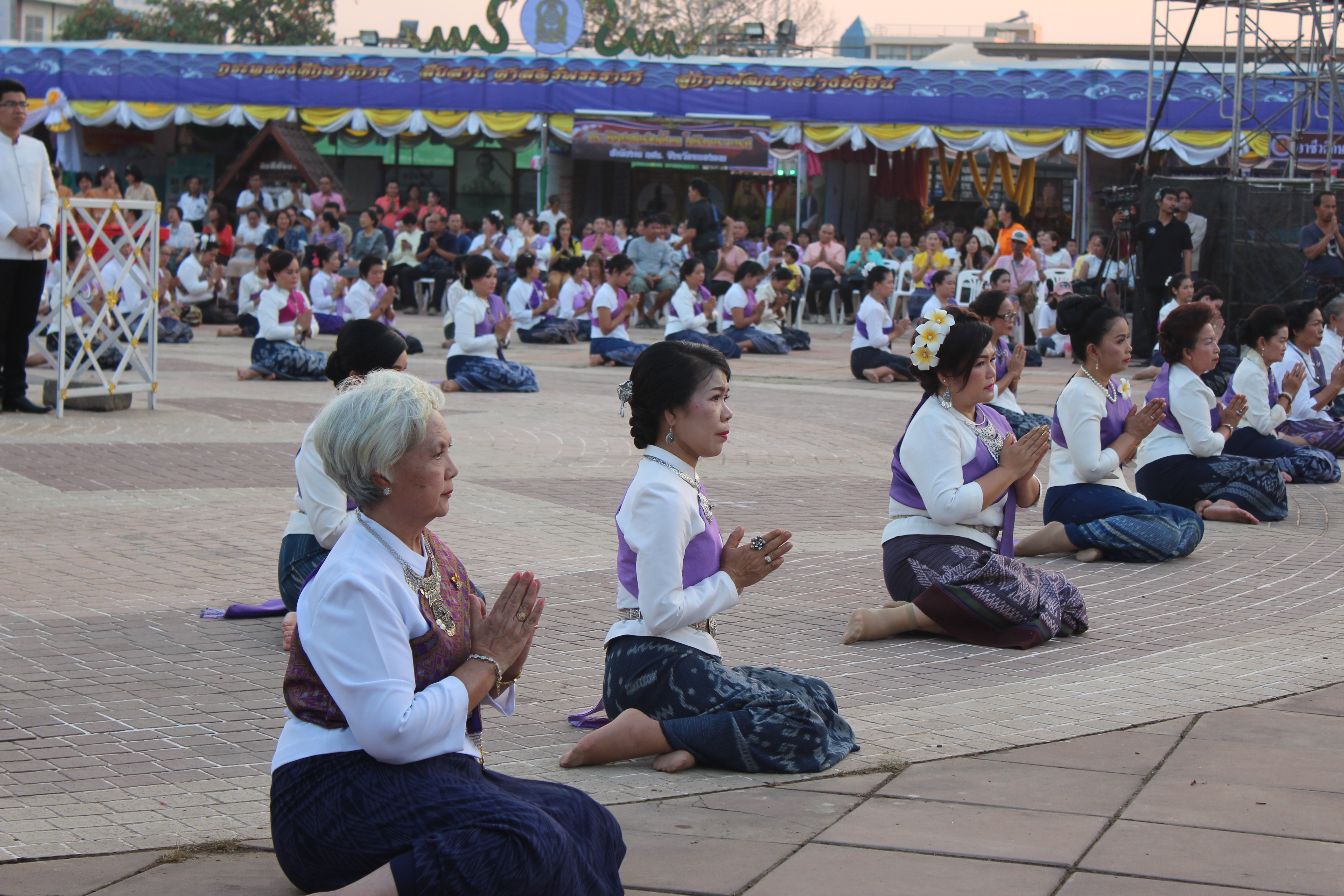 พจ.หนองคาย ร่วมพิธีเปิดงาน และการรำบวงสรวง/การบายศรีเมือง ในงาน”ฉลองอนุสาวรีย์ปราบฮ่อใต้ร่มพระบารมี 191 ปี เมืองหนองคาย และงานกาดชาด พ.ศ.2561″
