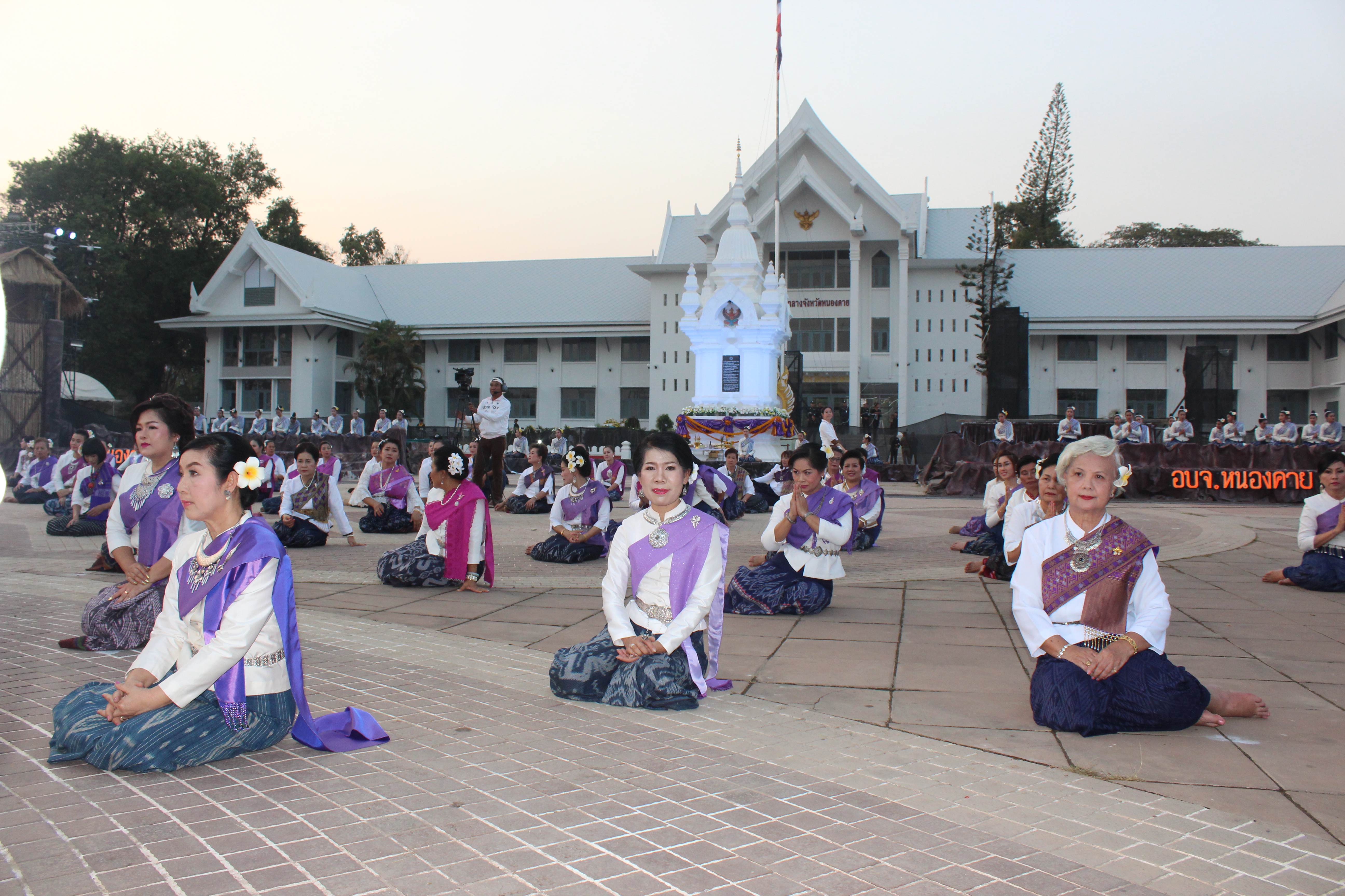 พจ.หนองคาย ร่วมพิธีเปิดงาน และการรำบวงสรวง/การบายศรีเมือง ในงาน”ฉลองอนุสาวรีย์ปราบฮ่อใต้ร่มพระบารมี 191 ปี เมืองหนองคาย และงานกาดชาด พ.ศ.2561″