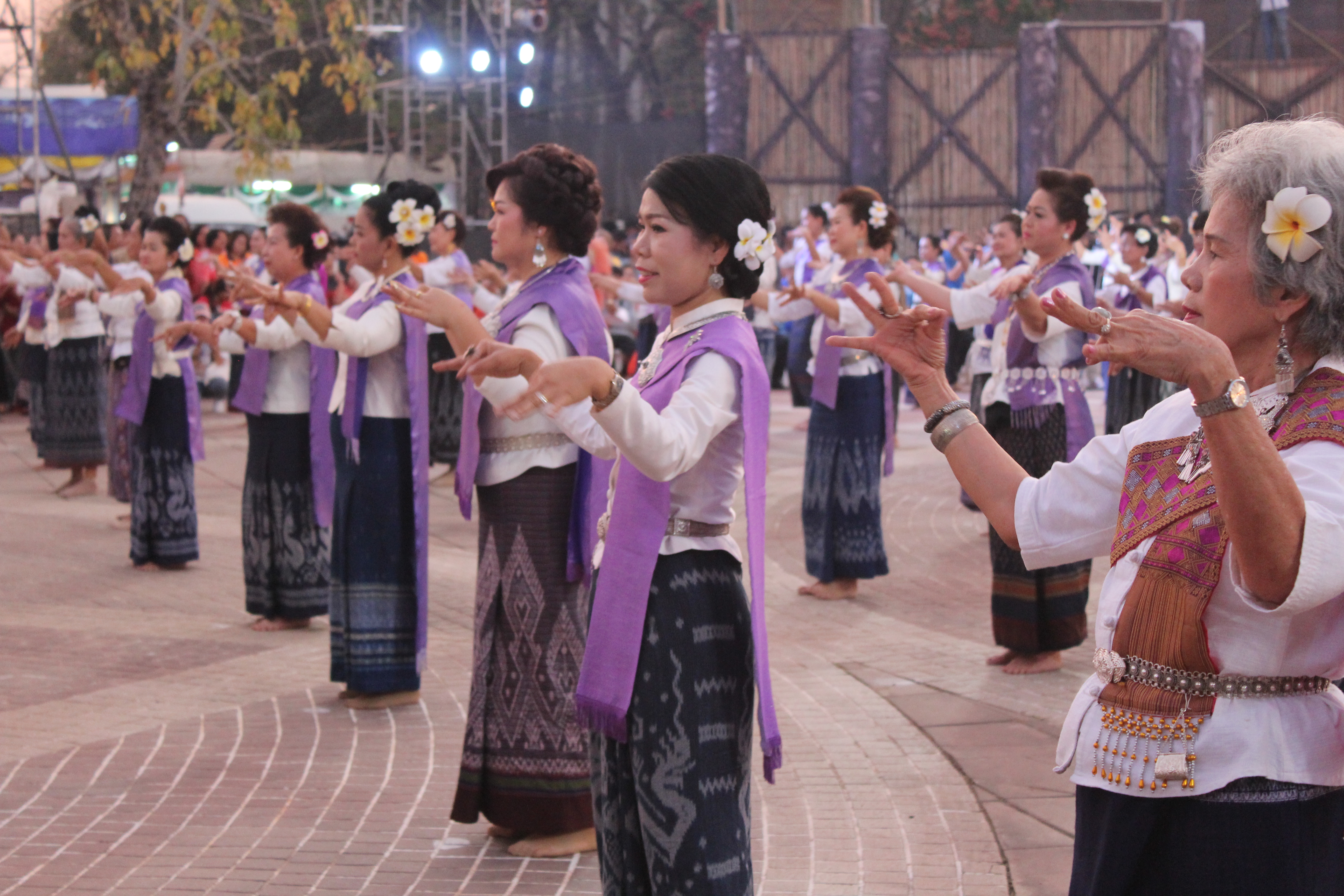พจ.หนองคาย ร่วมพิธีเปิดงาน และการรำบวงสรวง/การบายศรีเมือง ในงาน”ฉลองอนุสาวรีย์ปราบฮ่อใต้ร่มพระบารมี 191 ปี เมืองหนองคาย และงานกาดชาด พ.ศ.2561″
