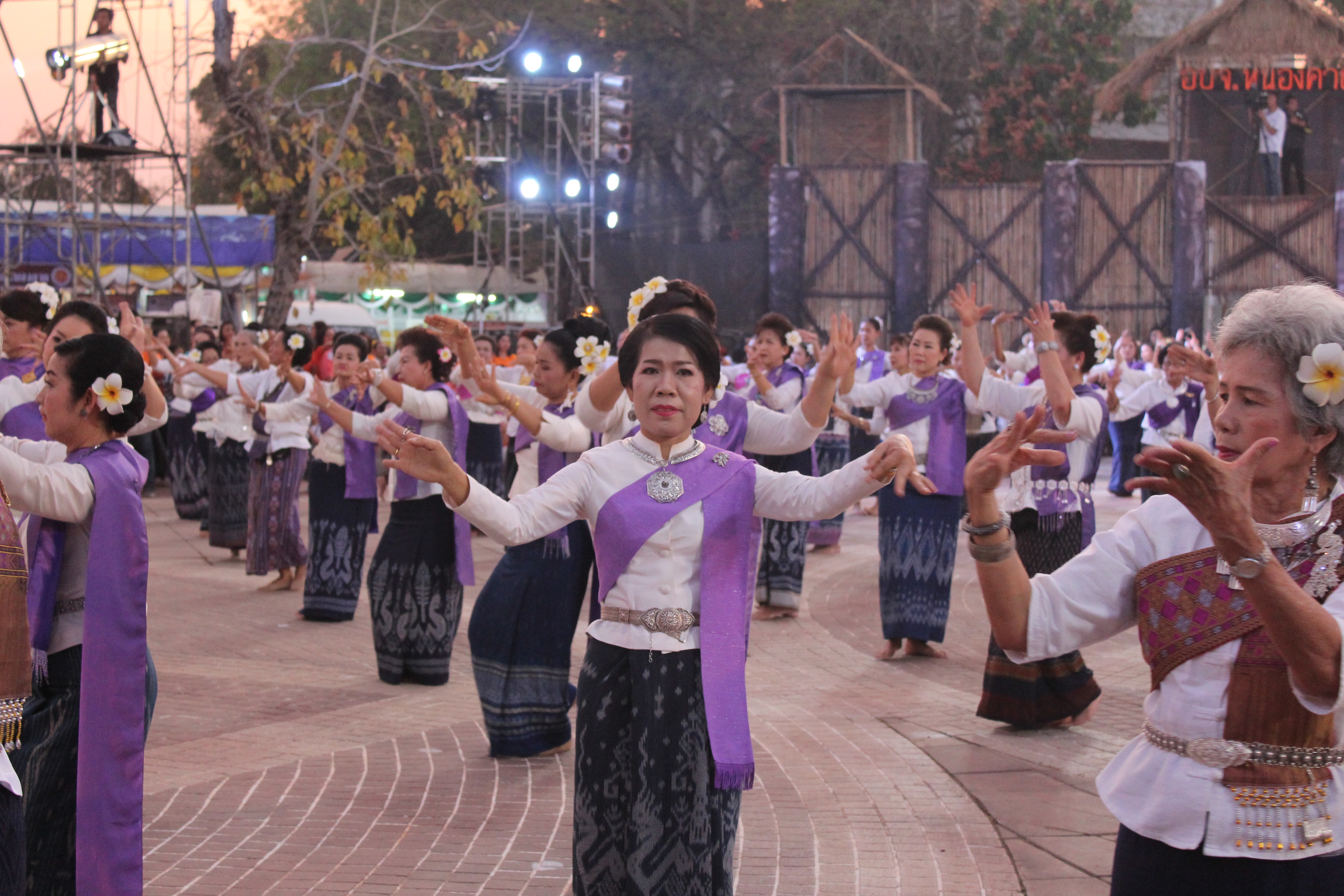 พจ.หนองคาย ร่วมพิธีเปิดงาน และการรำบวงสรวง/การบายศรีเมือง ในงาน”ฉลองอนุสาวรีย์ปราบฮ่อใต้ร่มพระบารมี 191 ปี เมืองหนองคาย และงานกาดชาด พ.ศ.2561″