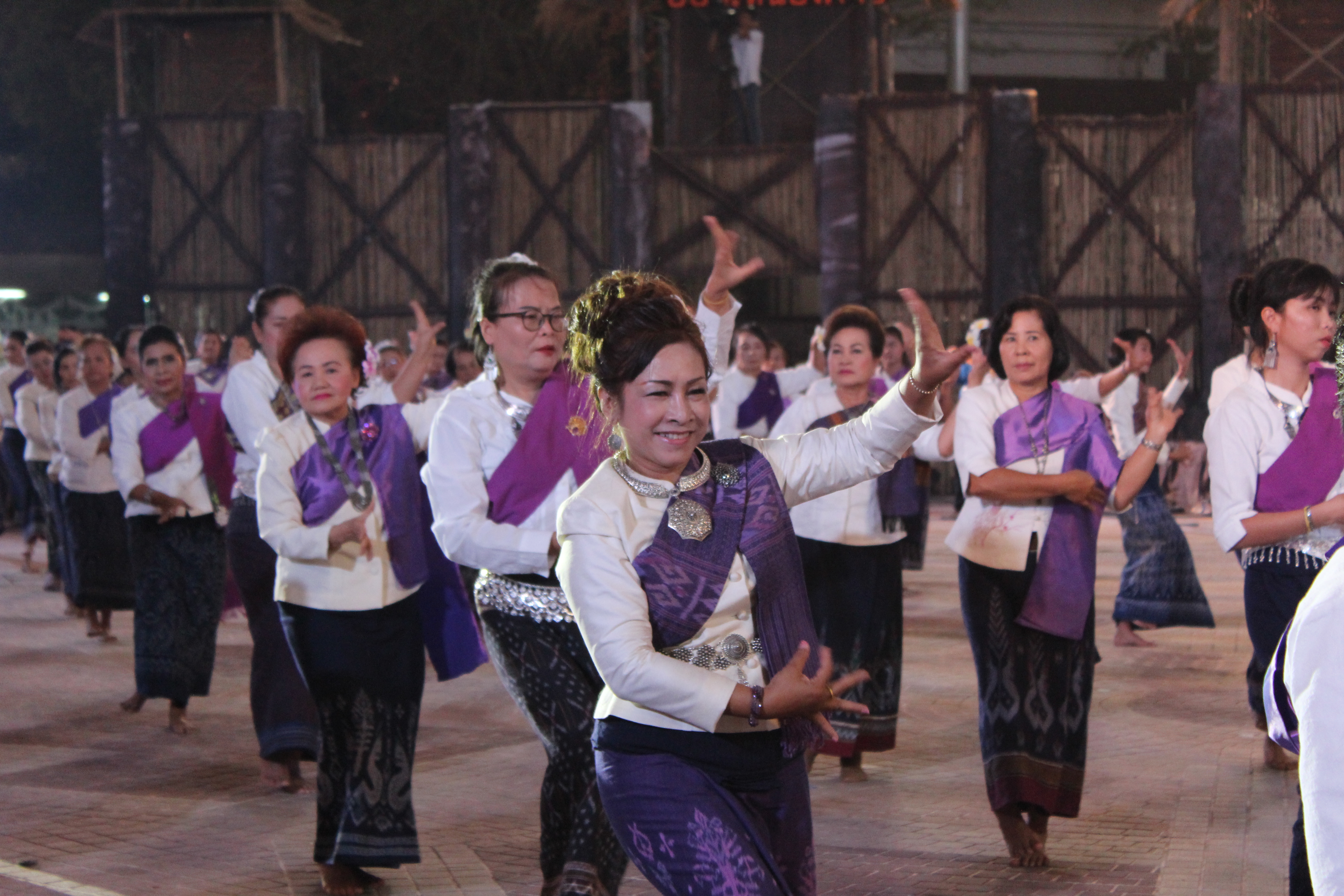พจ.หนองคาย ร่วมพิธีเปิดงาน และการรำบวงสรวง/การบายศรีเมือง ในงาน”ฉลองอนุสาวรีย์ปราบฮ่อใต้ร่มพระบารมี 191 ปี เมืองหนองคาย และงานกาดชาด พ.ศ.2561″