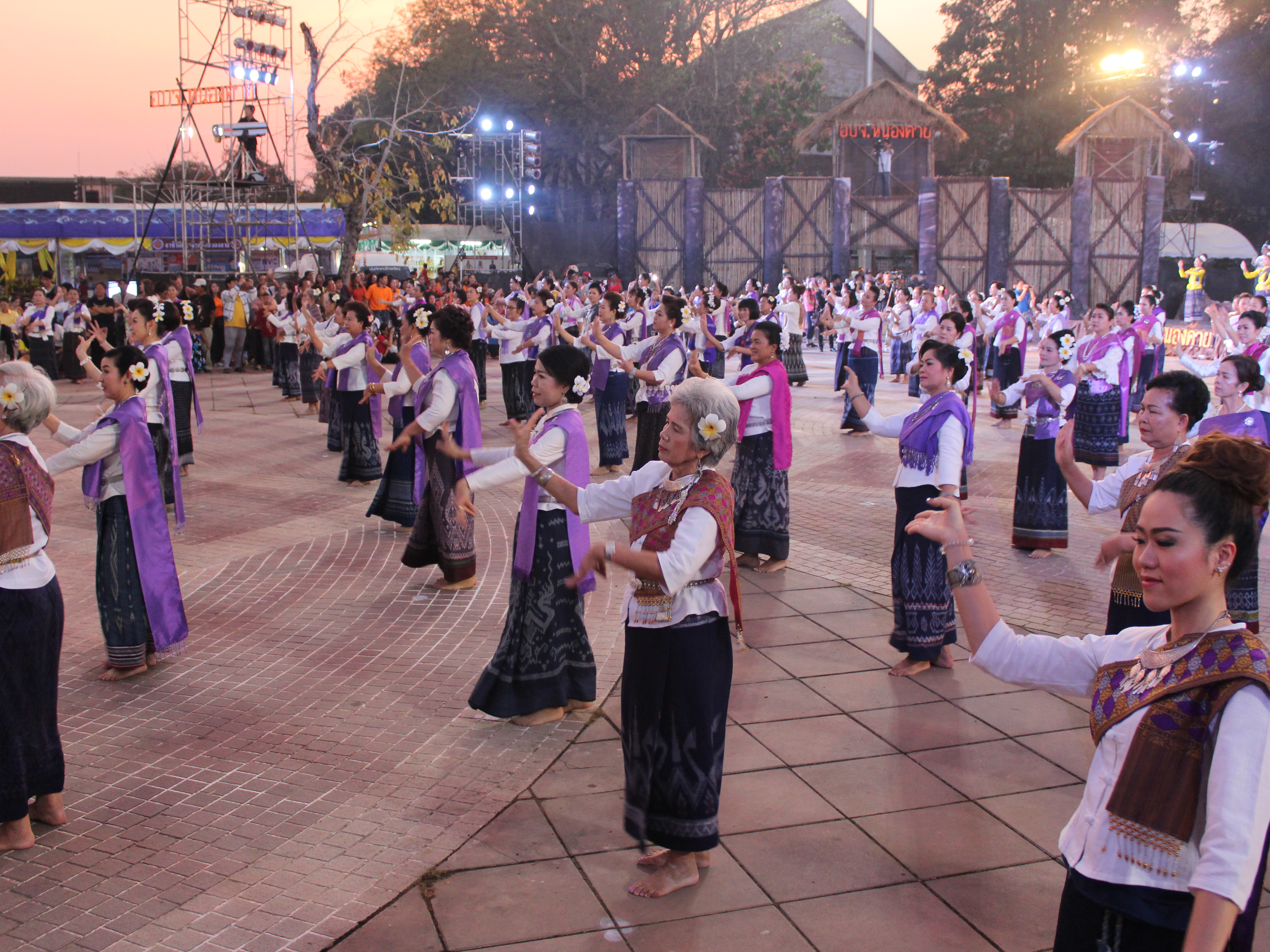 พจ.หนองคาย ร่วมพิธีเปิดงาน และการรำบวงสรวง/การบายศรีเมือง ในงาน”ฉลองอนุสาวรีย์ปราบฮ่อใต้ร่มพระบารมี 191 ปี เมืองหนองคาย และงานกาดชาด พ.ศ.2561″