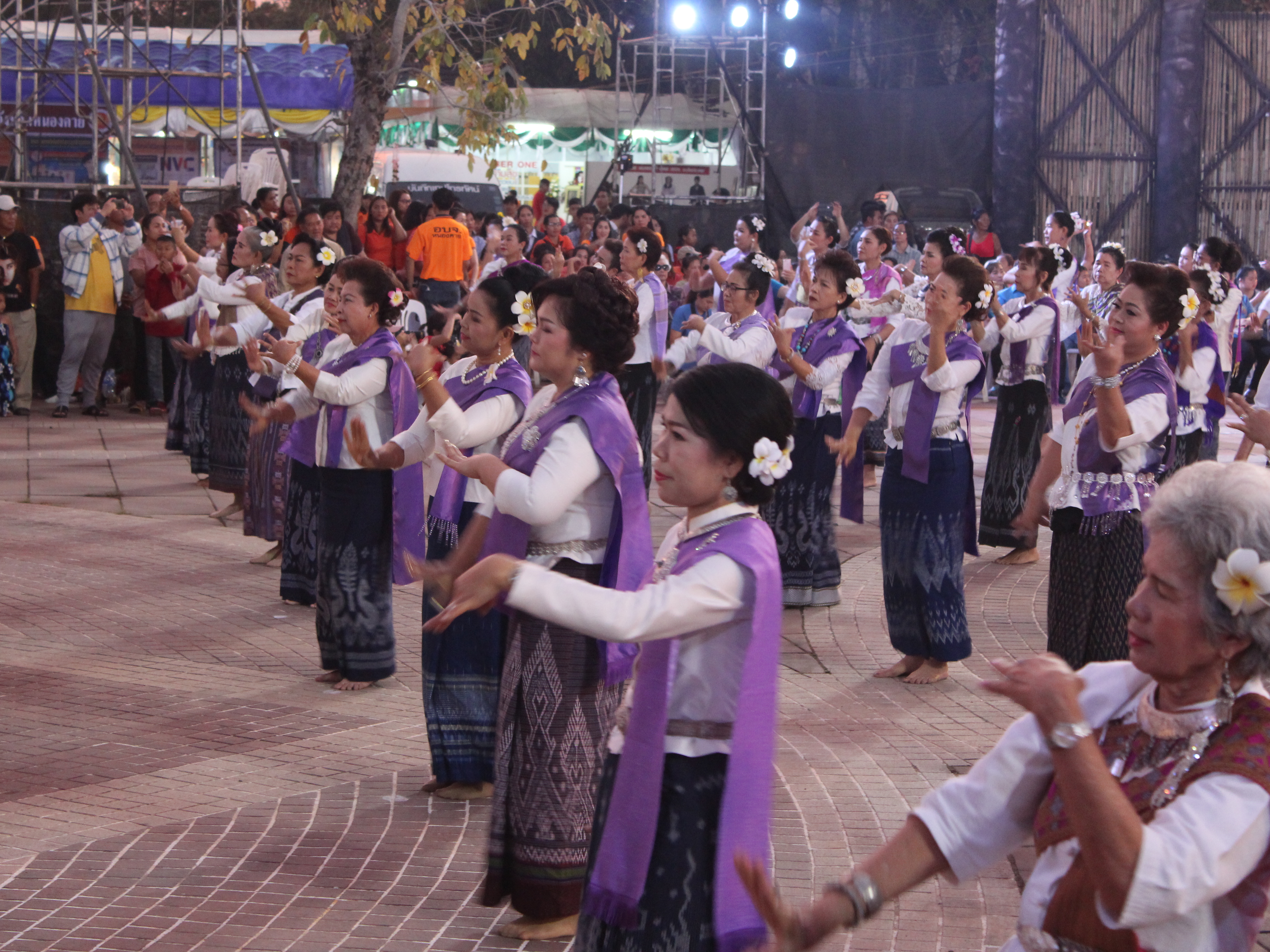 พจ.หนองคาย ร่วมพิธีเปิดงาน และการรำบวงสรวง/การบายศรีเมือง ในงาน”ฉลองอนุสาวรีย์ปราบฮ่อใต้ร่มพระบารมี 191 ปี เมืองหนองคาย และงานกาดชาด พ.ศ.2561″