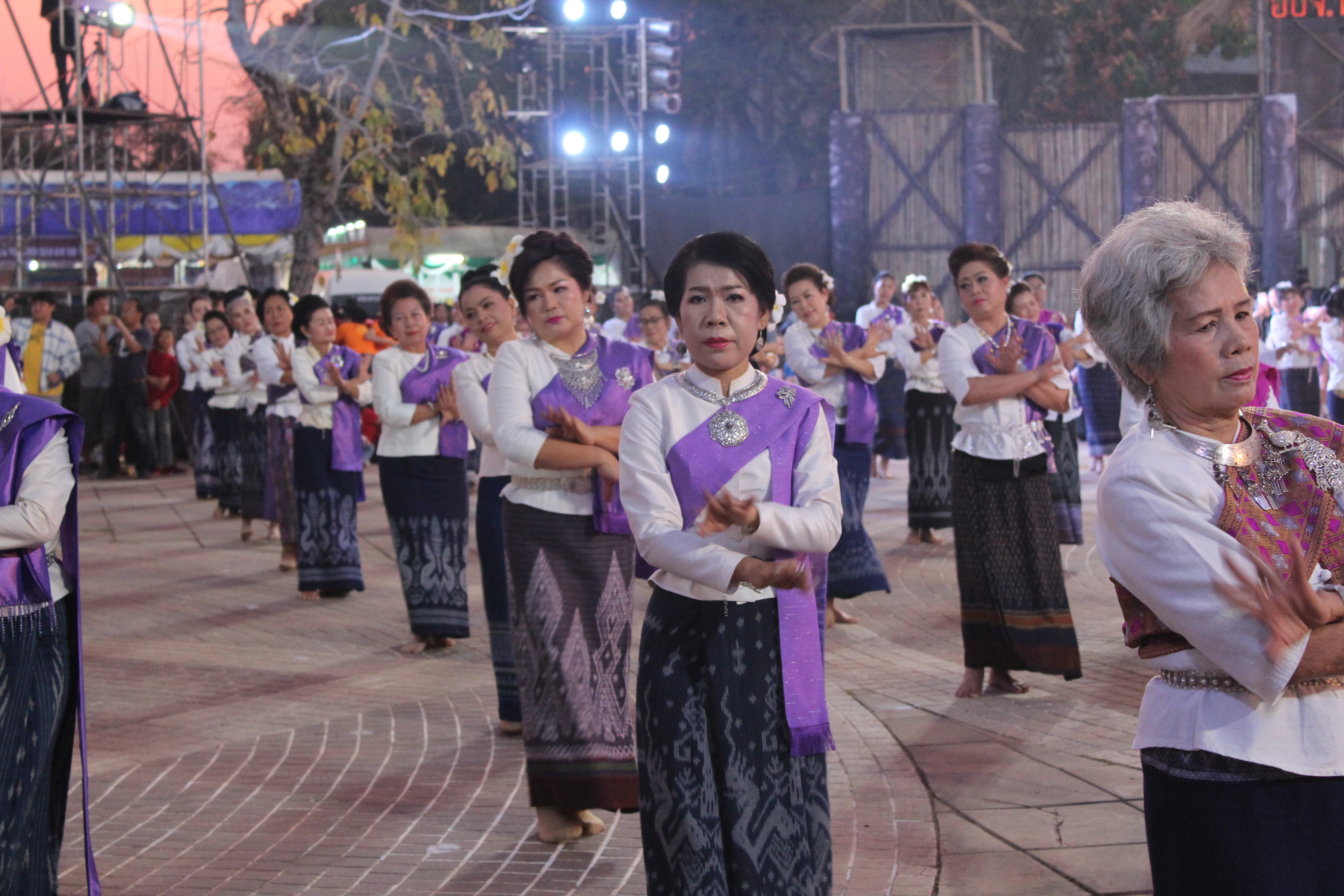 พจ.หนองคาย ร่วมพิธีเปิดงาน และการรำบวงสรวง/การบายศรีเมือง ในงาน”ฉลองอนุสาวรีย์ปราบฮ่อใต้ร่มพระบารมี 191 ปี เมืองหนองคาย และงานกาดชาด พ.ศ.2561″