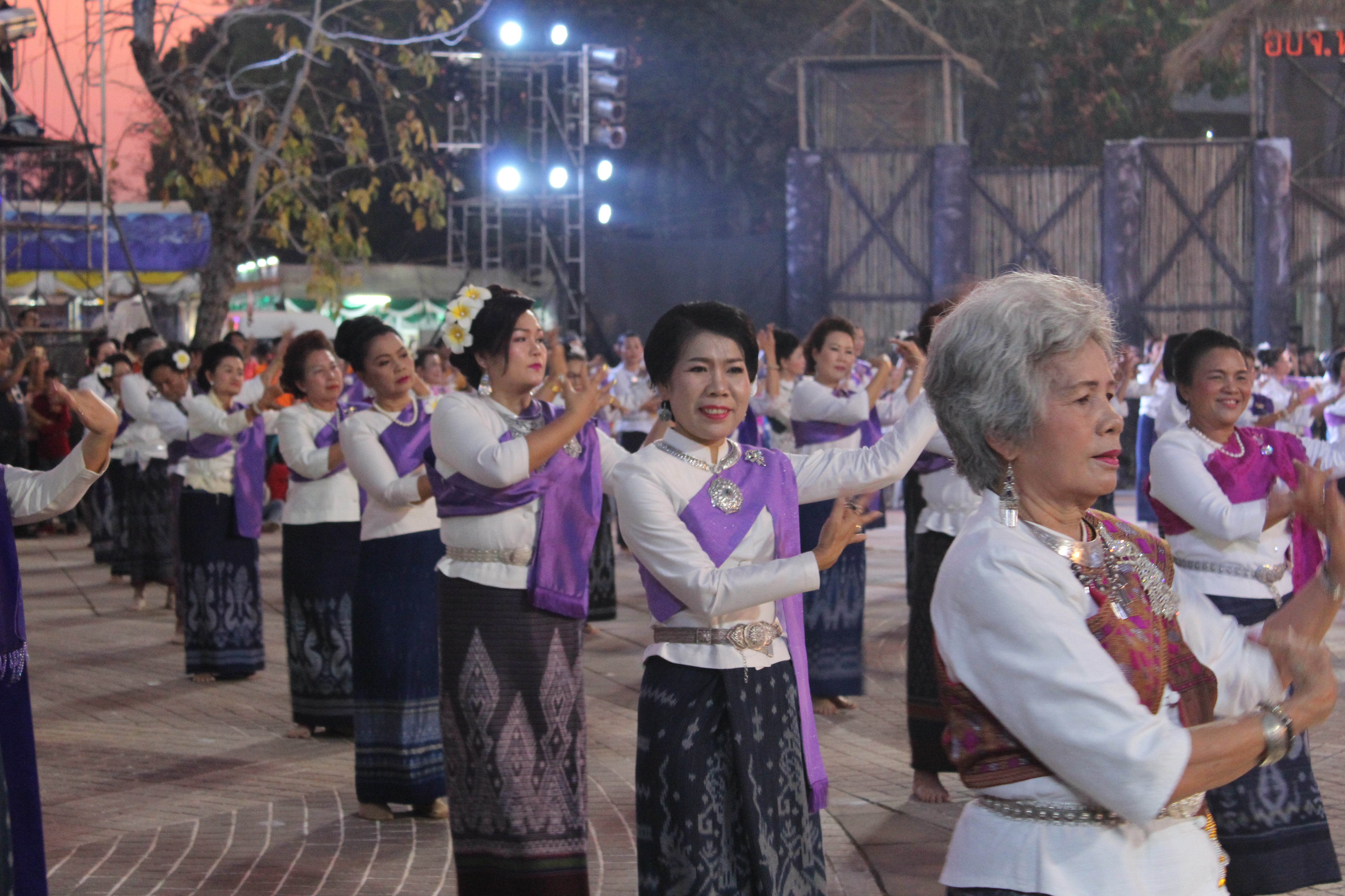 พจ.หนองคาย ร่วมพิธีเปิดงาน และการรำบวงสรวง/การบายศรีเมือง ในงาน”ฉลองอนุสาวรีย์ปราบฮ่อใต้ร่มพระบารมี 191 ปี เมืองหนองคาย และงานกาดชาด พ.ศ.2561″