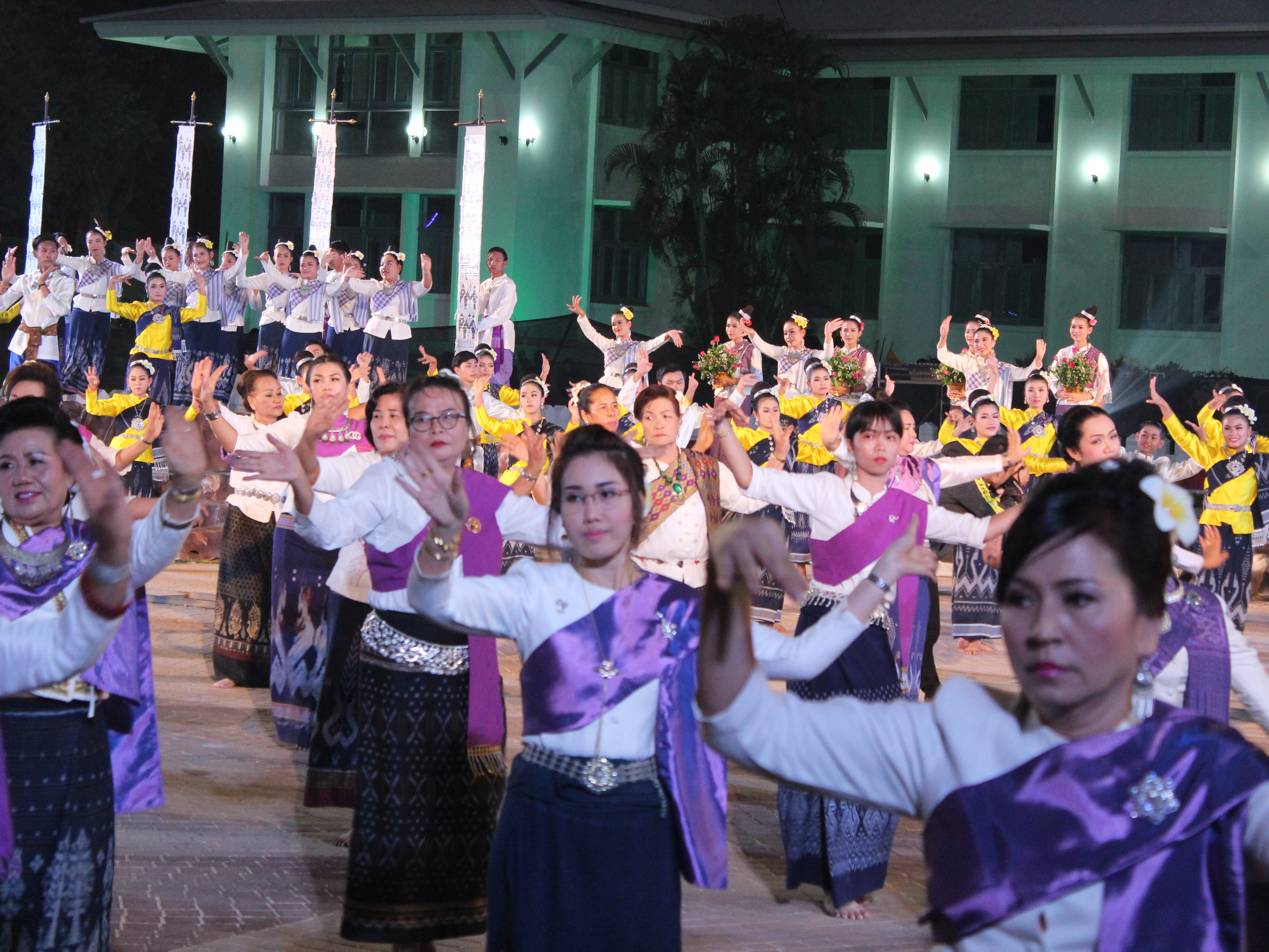 พจ.หนองคาย ร่วมพิธีเปิดงาน และการรำบวงสรวง/การบายศรีเมือง ในงาน”ฉลองอนุสาวรีย์ปราบฮ่อใต้ร่มพระบารมี 191 ปี เมืองหนองคาย และงานกาดชาด พ.ศ.2561″