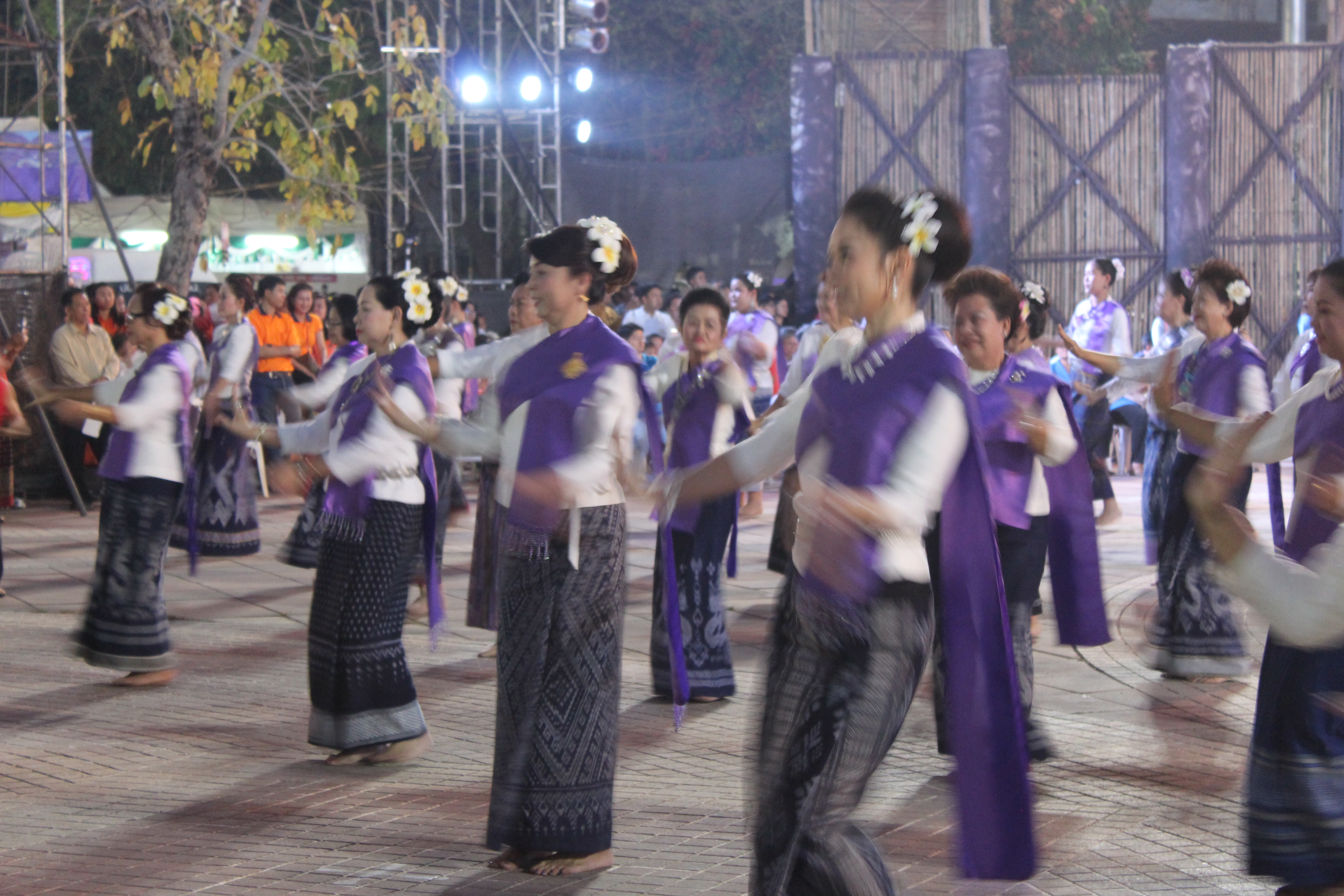 พจ.หนองคาย ร่วมพิธีเปิดงาน และการรำบวงสรวง/การบายศรีเมือง ในงาน”ฉลองอนุสาวรีย์ปราบฮ่อใต้ร่มพระบารมี 191 ปี เมืองหนองคาย และงานกาดชาด พ.ศ.2561″