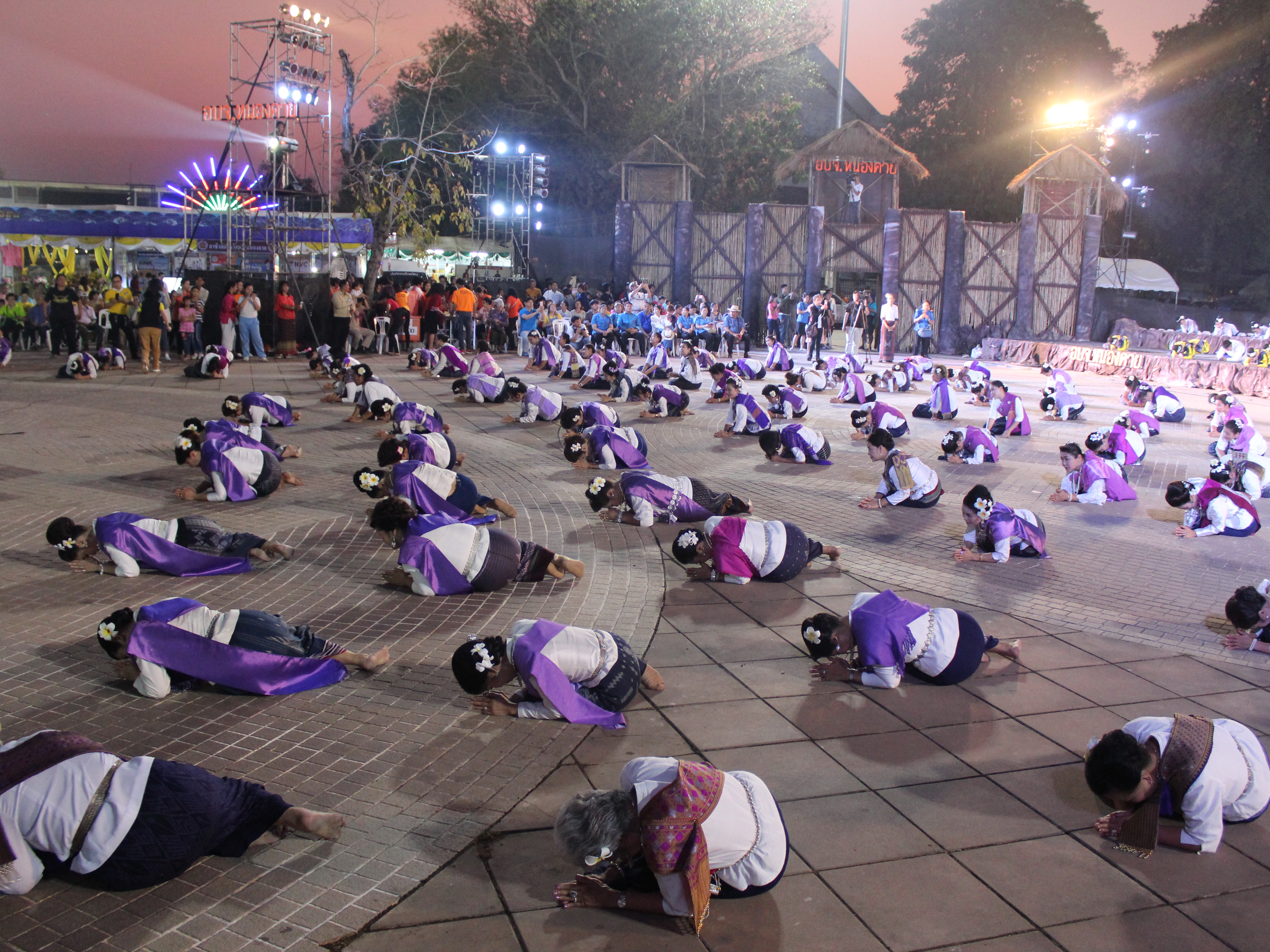 พจ.หนองคาย ร่วมพิธีเปิดงาน และการรำบวงสรวง/การบายศรีเมือง ในงาน”ฉลองอนุสาวรีย์ปราบฮ่อใต้ร่มพระบารมี 191 ปี เมืองหนองคาย และงานกาดชาด พ.ศ.2561″