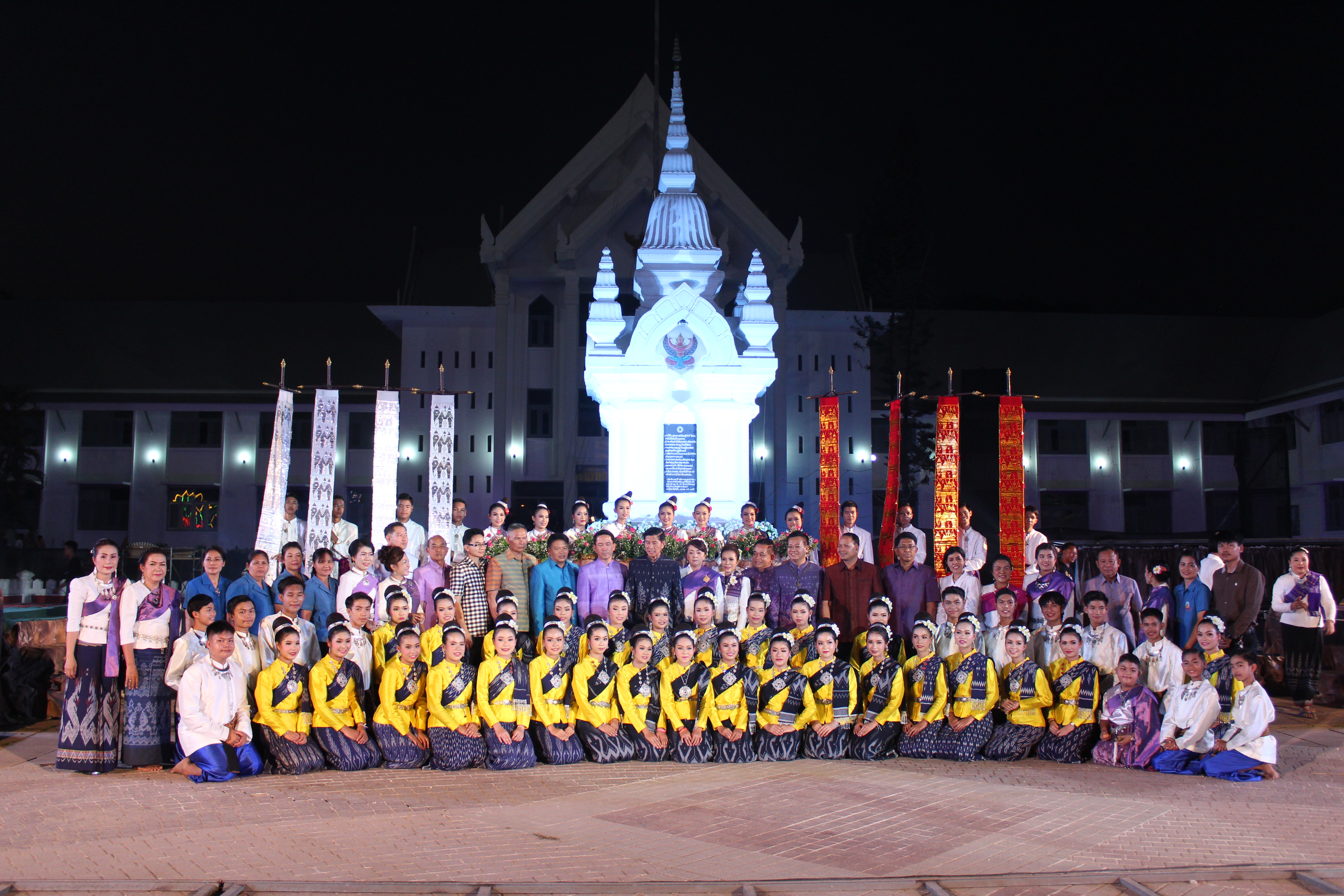 พจ.หนองคาย ร่วมพิธีเปิดงาน และการรำบวงสรวง/การบายศรีเมือง ในงาน”ฉลองอนุสาวรีย์ปราบฮ่อใต้ร่มพระบารมี 191 ปี เมืองหนองคาย และงานกาดชาด พ.ศ.2561″