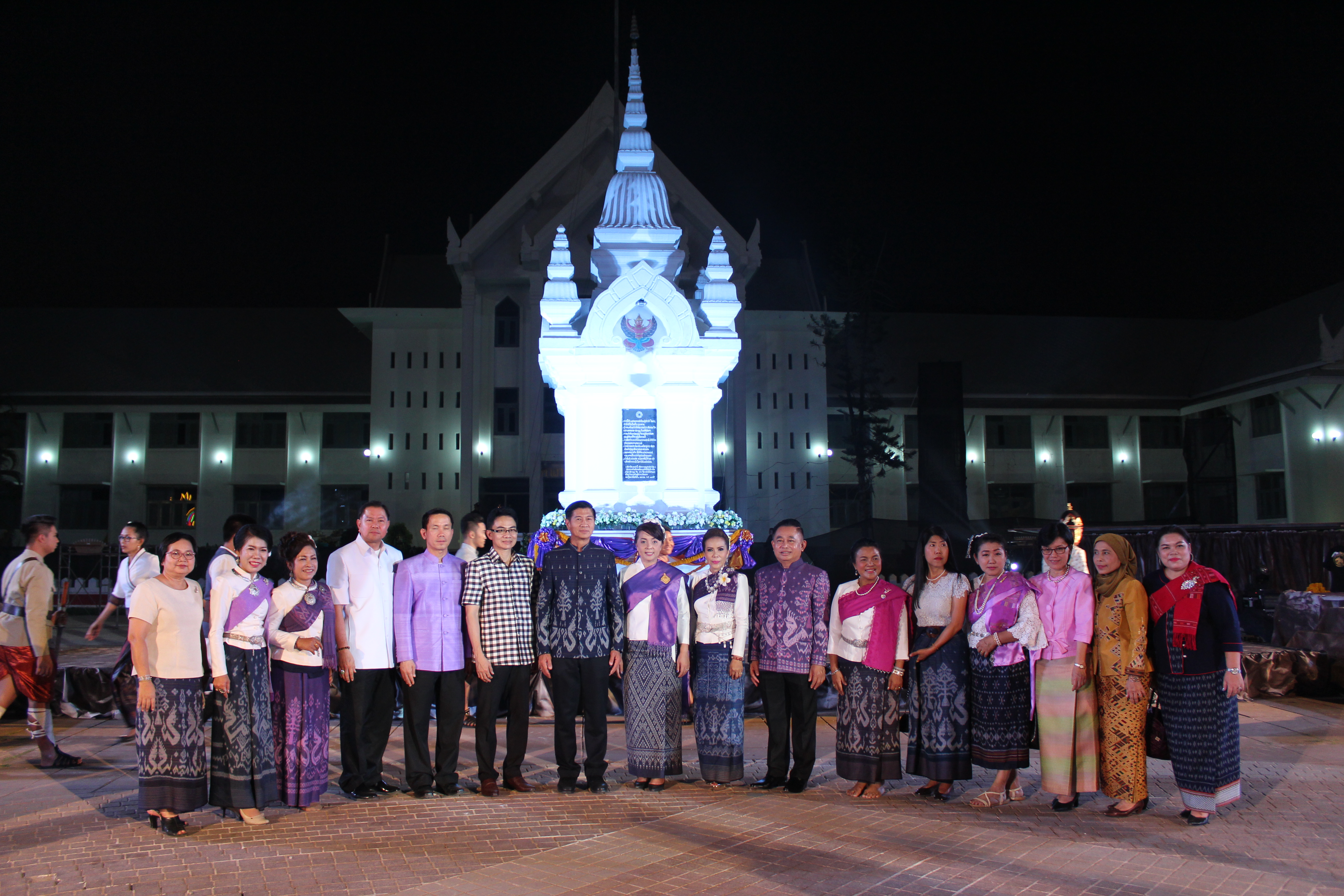 พจ.หนองคาย ร่วมพิธีเปิดงาน และการรำบวงสรวง/การบายศรีเมือง ในงาน”ฉลองอนุสาวรีย์ปราบฮ่อใต้ร่มพระบารมี 191 ปี เมืองหนองคาย และงานกาดชาด พ.ศ.2561″