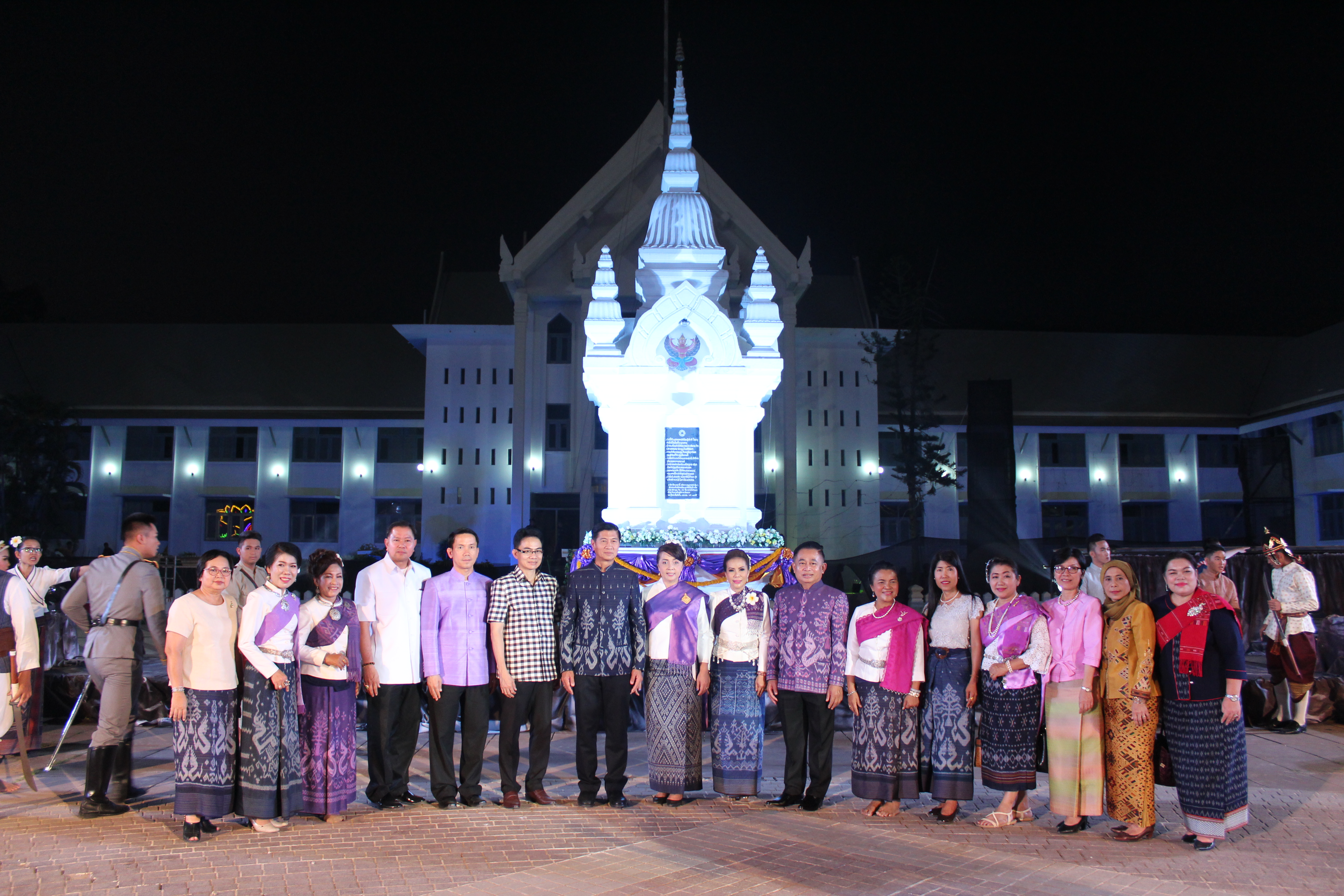 พจ.หนองคาย ร่วมพิธีเปิดงาน และการรำบวงสรวง/การบายศรีเมือง ในงาน”ฉลองอนุสาวรีย์ปราบฮ่อใต้ร่มพระบารมี 191 ปี เมืองหนองคาย และงานกาดชาด พ.ศ.2561″