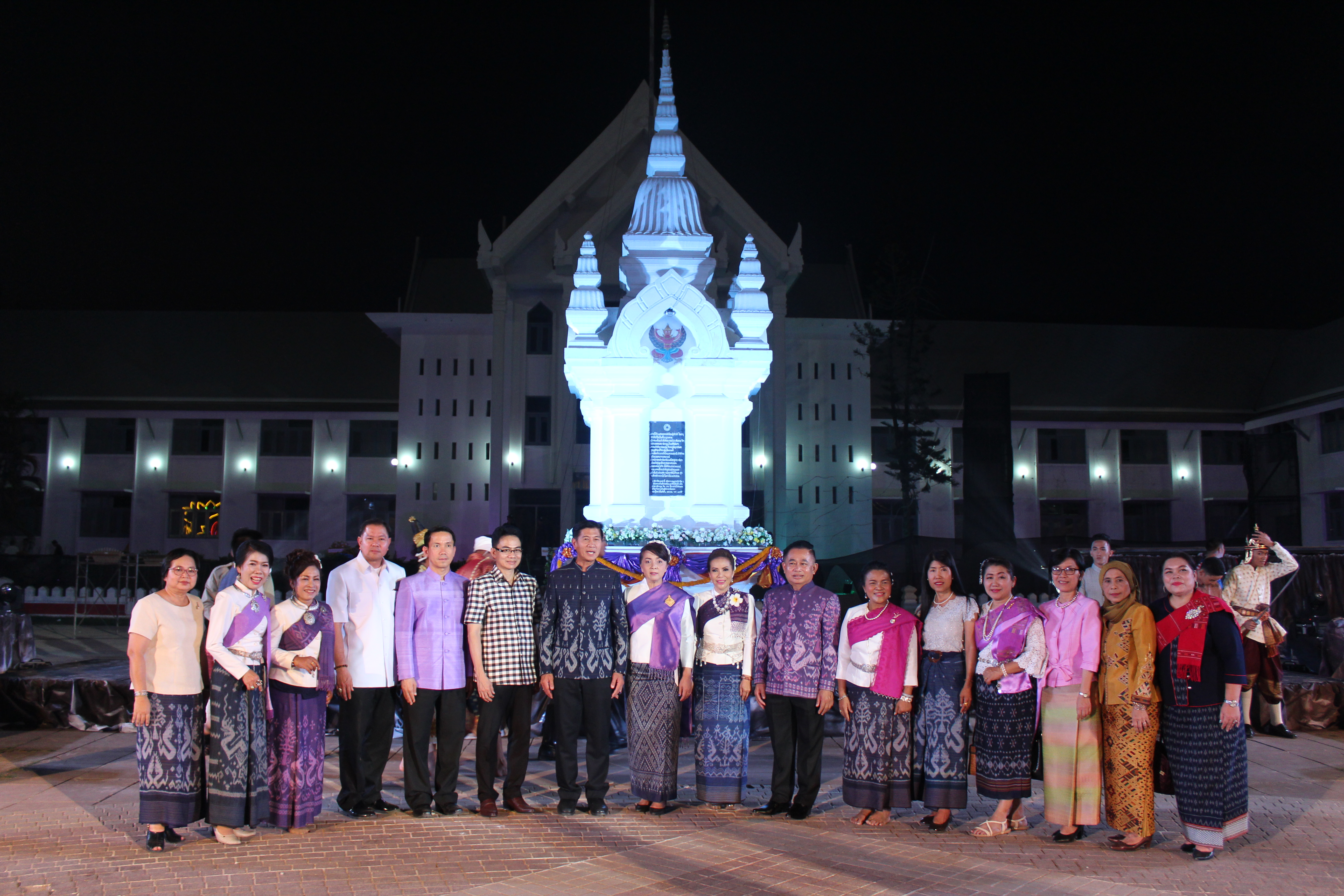 พจ.หนองคาย ร่วมพิธีเปิดงาน และการรำบวงสรวง/การบายศรีเมือง ในงาน”ฉลองอนุสาวรีย์ปราบฮ่อใต้ร่มพระบารมี 191 ปี เมืองหนองคาย และงานกาดชาด พ.ศ.2561″