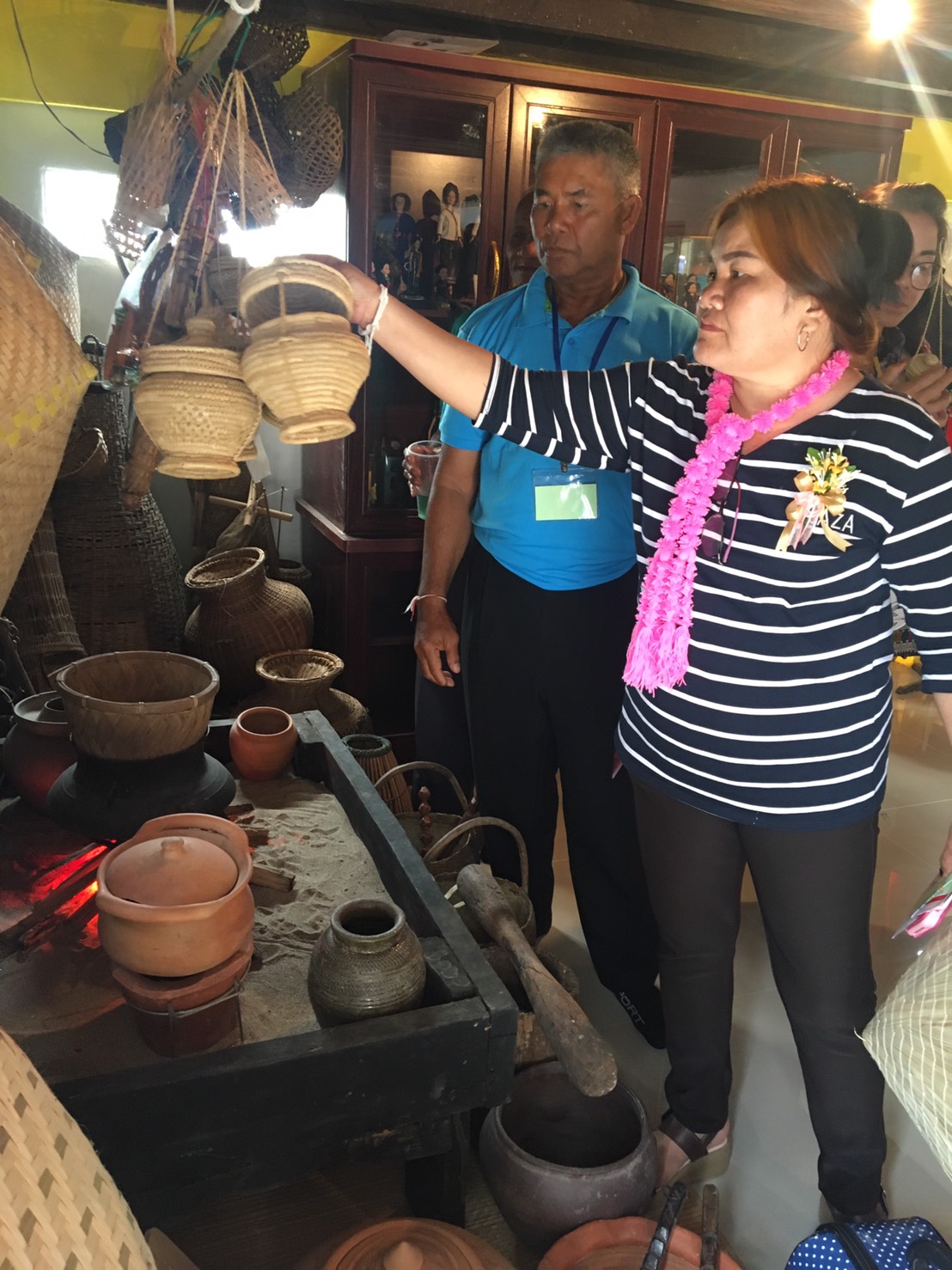 ผู้เข้ารับการฝึกอบรมตามโครงการส่งเสริมและยกระดับมาตรฐานการท่องเที่ยว กิจกรรม:พัฒนาหมู่บ้าน OTOP เพื่อการท่องเที่ยว ศึกษาดูงานชนเผ่าไทแสก บ้านอาจสามารถ ต.อาจสามารถ อ.เมือง จ.นครพนม