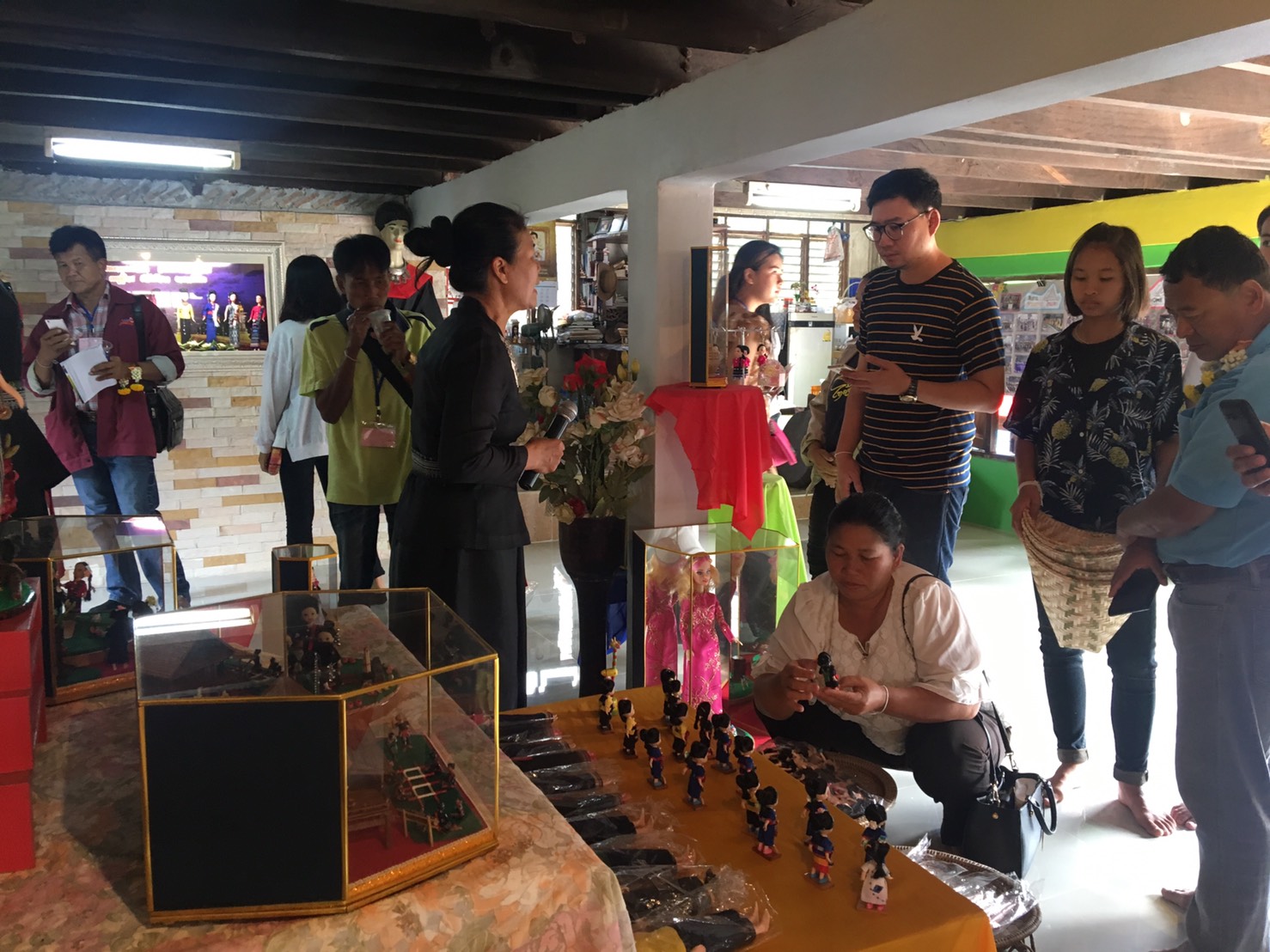 ผู้เข้ารับการฝึกอบรมตามโครงการส่งเสริมและยกระดับมาตรฐานการท่องเที่ยว กิจกรรม:พัฒนาหมู่บ้าน OTOP เพื่อการท่องเที่ยว ศึกษาดูงานชนเผ่าไทแสก บ้านอาจสามารถ ต.อาจสามารถ อ.เมือง จ.นครพนม