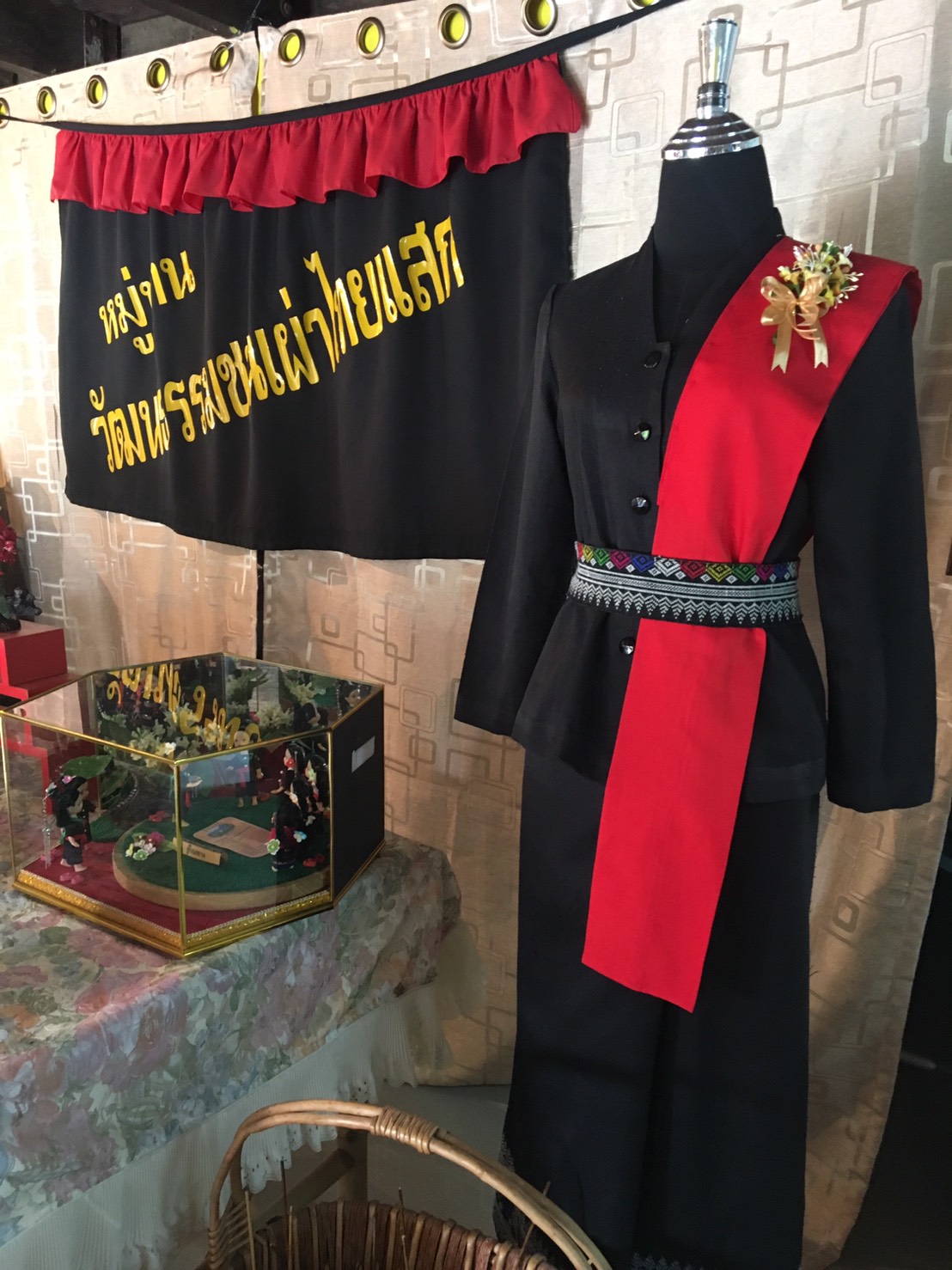 ผู้เข้ารับการฝึกอบรมตามโครงการส่งเสริมและยกระดับมาตรฐานการท่องเที่ยว กิจกรรม:พัฒนาหมู่บ้าน OTOP เพื่อการท่องเที่ยว ศึกษาดูงานชนเผ่าไทแสก บ้านอาจสามารถ ต.อาจสามารถ อ.เมือง จ.นครพนม