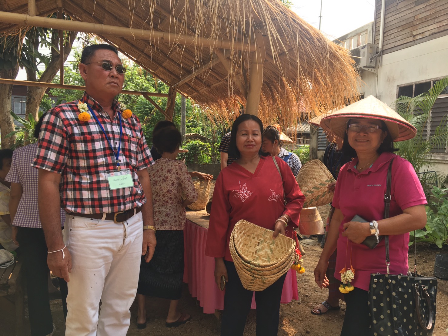 ผู้เข้ารับการฝึกอบรมตามโครงการส่งเสริมและยกระดับมาตรฐานการท่องเที่ยว กิจกรรม:พัฒนาหมู่บ้าน OTOP เพื่อการท่องเที่ยว ศึกษาดูงานชนเผ่าไทแสก บ้านอาจสามารถ ต.อาจสามารถ อ.เมือง จ.นครพนม