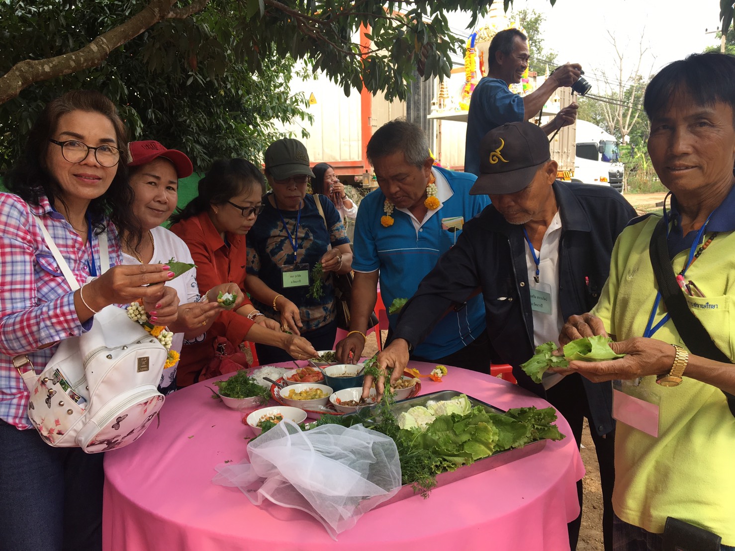 ผู้เข้ารับการฝึกอบรมตามโครงการส่งเสริมและยกระดับมาตรฐานการท่องเที่ยว กิจกรรม:พัฒนาหมู่บ้าน OTOP เพื่อการท่องเที่ยว ศึกษาดูงานชนเผ่าไทแสก บ้านอาจสามารถ ต.อาจสามารถ อ.เมือง จ.นครพนม