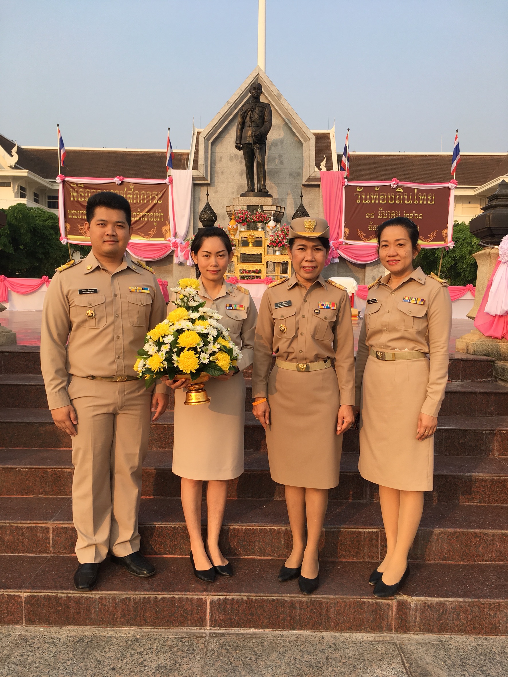 พจ.หนองคาย นำข้าราชการ ร่วมพิธีวางพานพุ่มถวายสักการะพระบาทสมเด็จพระจุลจอมเกล้าเจ้าอยู่หัว รัชกาลที่ 5 เนื่องใน “วันท้องถิ่นไทย” ประจำปี 2561