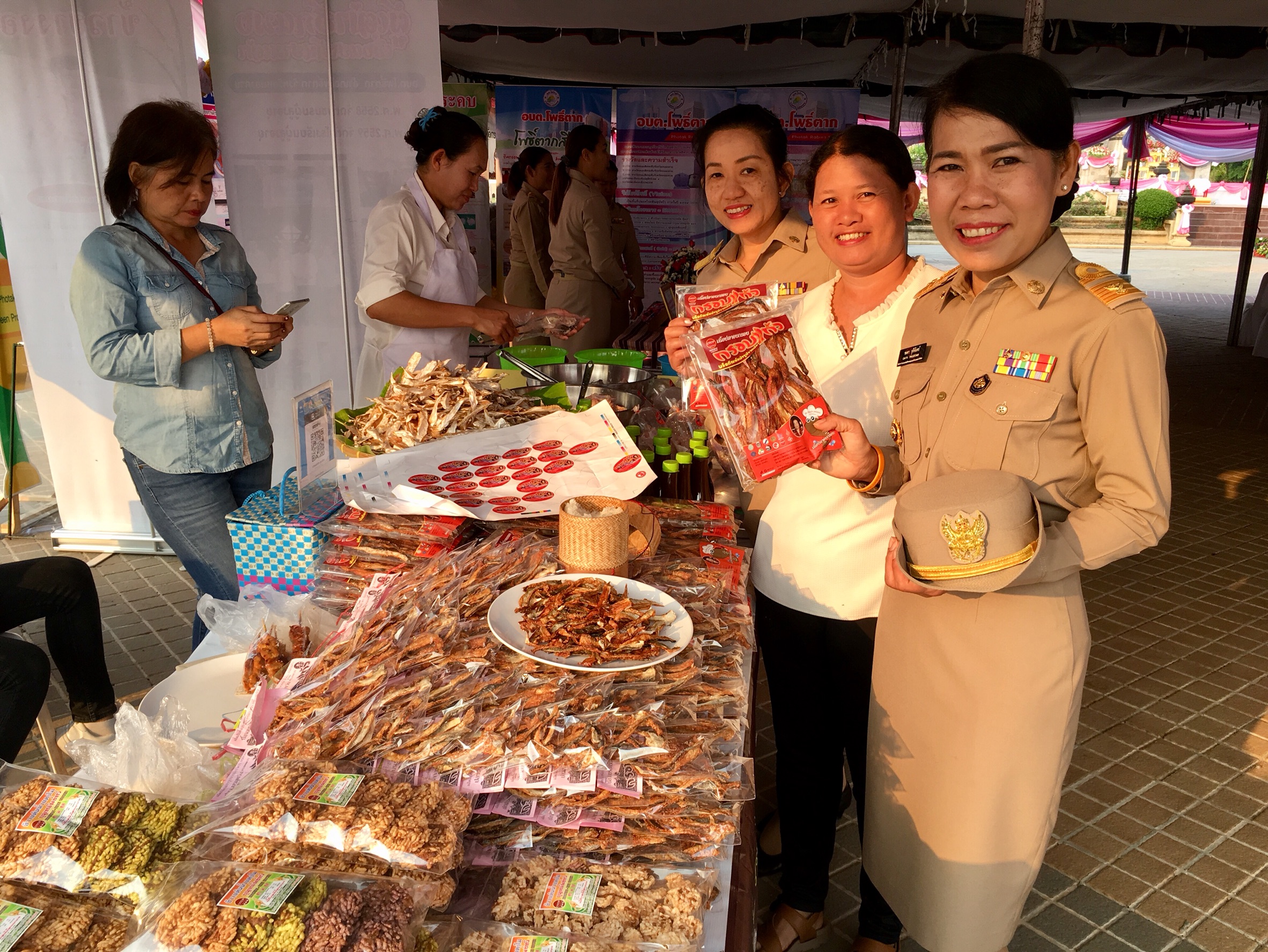 พจ.หนองคาย นำข้าราชการ ร่วมพิธีวางพานพุ่มถวายสักการะพระบาทสมเด็จพระจุลจอมเกล้าเจ้าอยู่หัว รัชกาลที่ 5 เนื่องใน “วันท้องถิ่นไทย” ประจำปี 2561