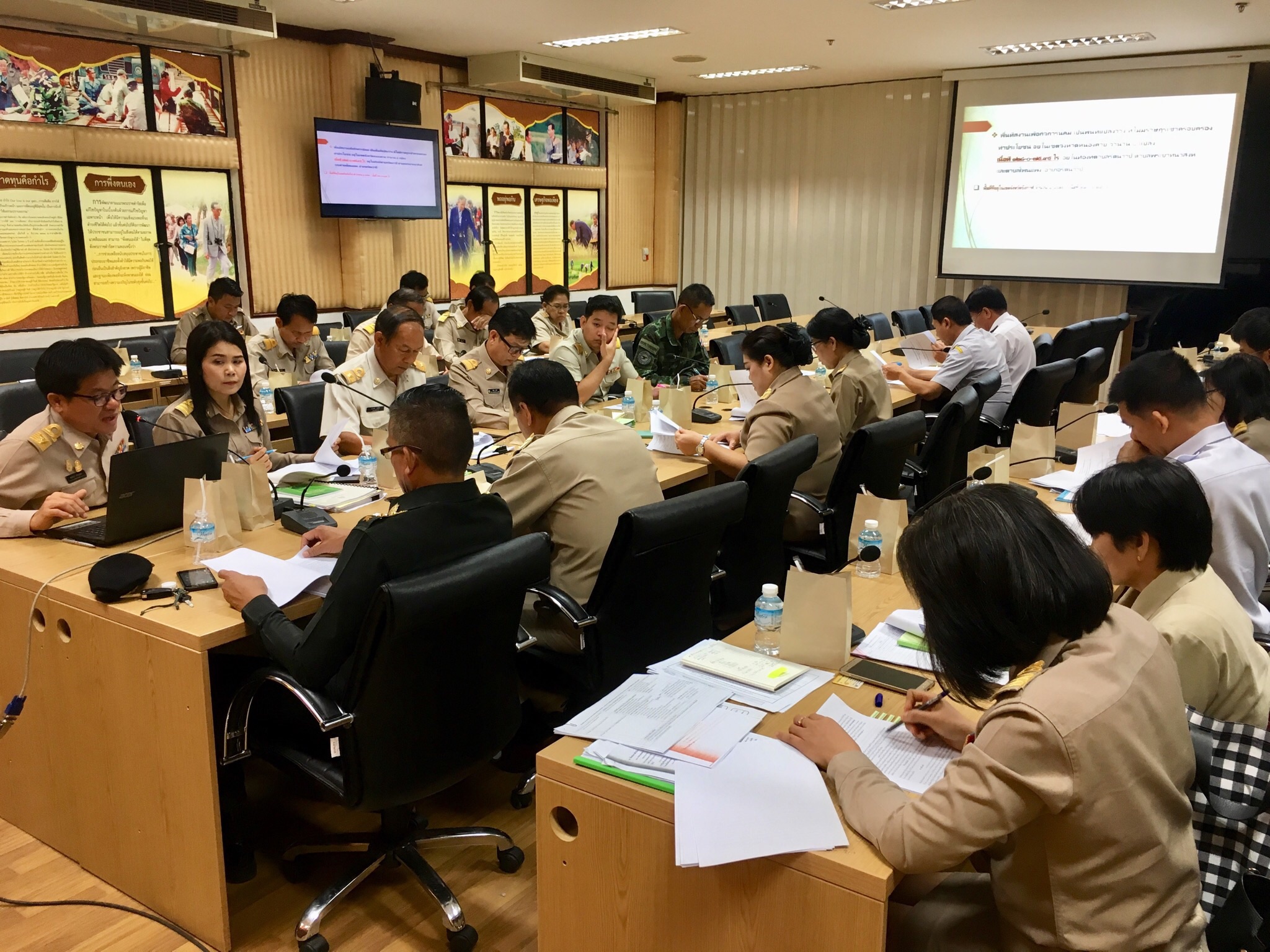 เวลา 10.00 น. พจ.หนองคาย ร่วมประชุมคณะทำงาน ภายใต้คณะอนุกรรมการนโยบายที่ดินจังหวัดหนองคาย ครั้งที่ 1/2561