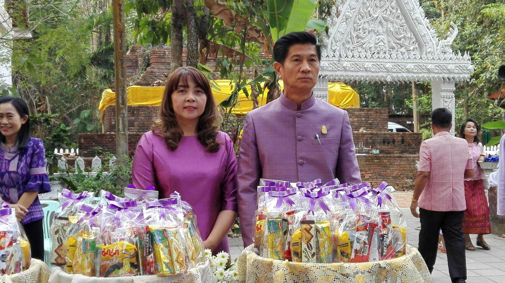 นางชะตา ธุลีจันทร์ พัฒนาการจังหวัดหนองคาย ร่วมทำบุญตักบาตร และประกอบพิธีทางศาสนา เนื่องในวันข้าราชการพลเรือน ประจำปี 2561