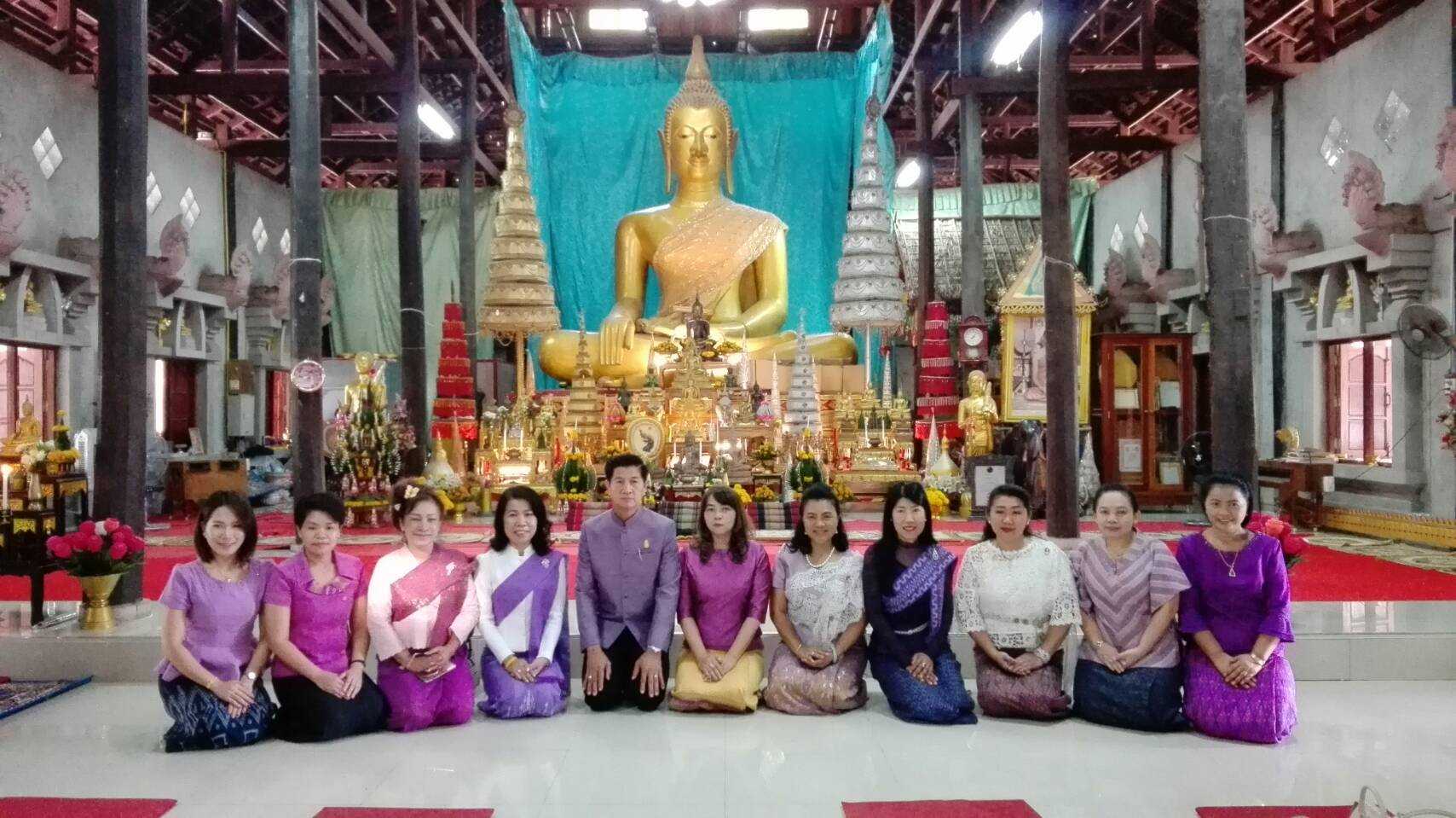 นางชะตา ธุลีจันทร์ พัฒนาการจังหวัดหนองคาย ร่วมทำบุญตักบาตร และประกอบพิธีทางศาสนา เนื่องในวันข้าราชการพลเรือน ประจำปี 2561