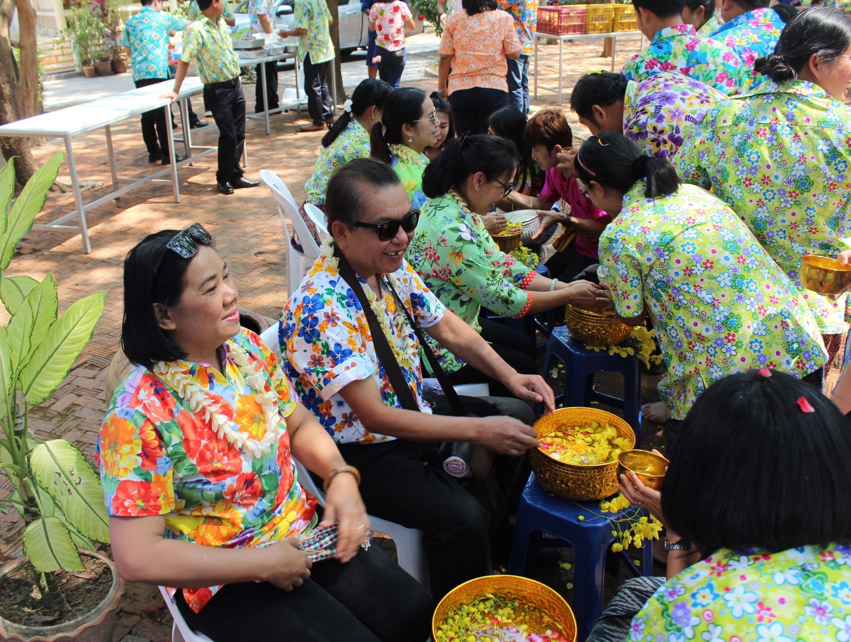 สพจ.หนองคาย จัดงานสรงน้ำพระสงฆ์และรดน้ำขอพร เนื่องในโอกาสวันสงกรานต์ ประจำปี 2561