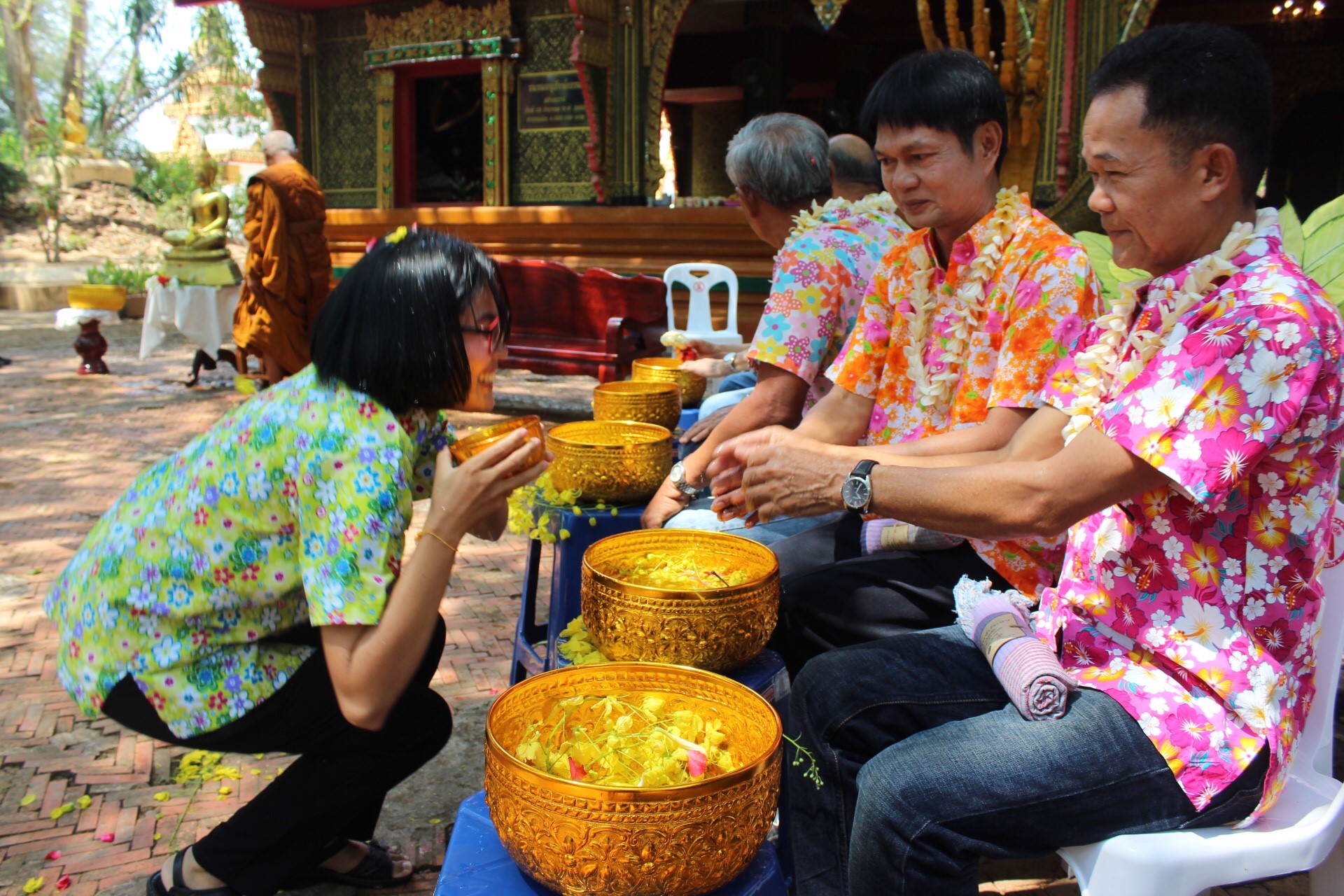 สพจ.หนองคาย จัดงานสรงน้ำพระสงฆ์และรดน้ำขอพร เนื่องในโอกาสวันสงกรานต์ ประจำปี 2561