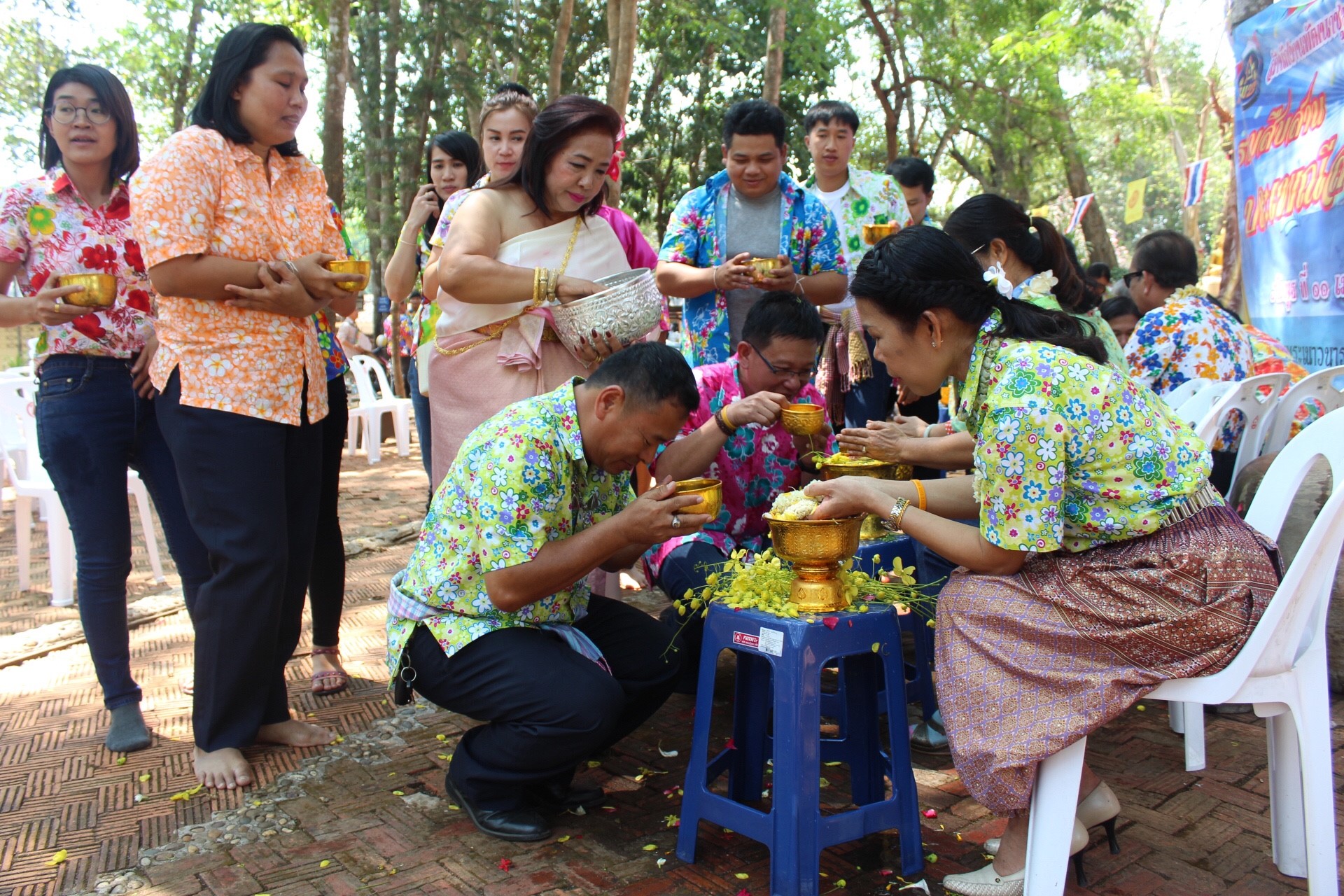 สพจ.หนองคาย จัดงานสรงน้ำพระสงฆ์และรดน้ำขอพร เนื่องในโอกาสวันสงกรานต์ ประจำปี 2561