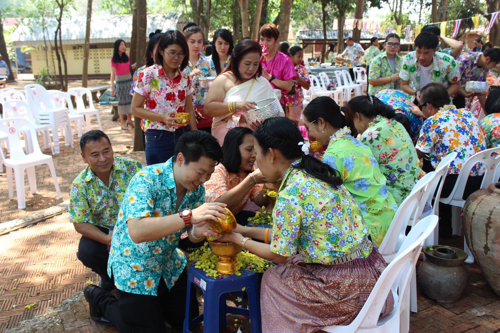 สพจ.หนองคาย จัดงานสรงน้ำพระสงฆ์และรดน้ำขอพร เนื่องในโอกาสวันสงกรานต์ ประจำปี 2561