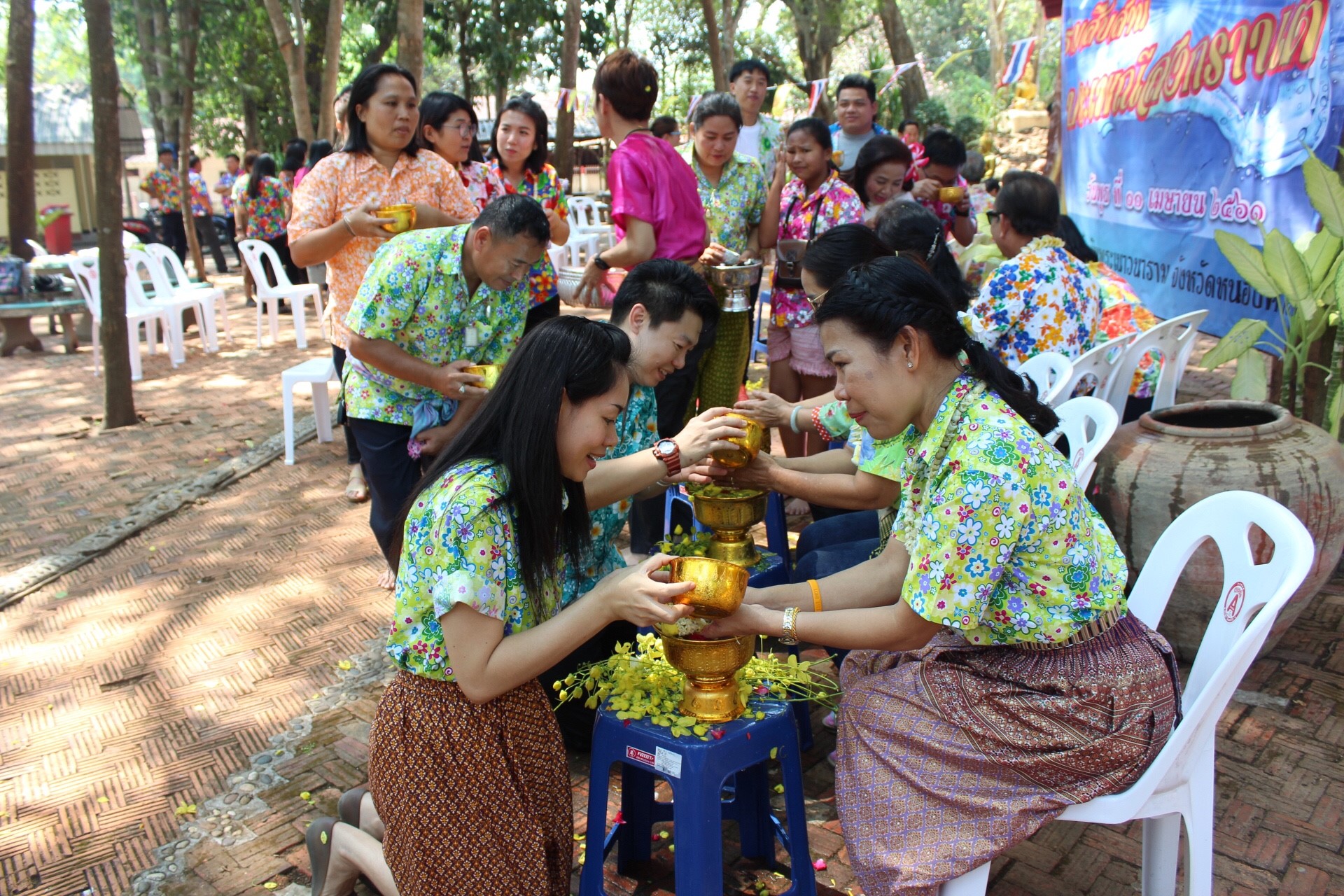สพจ.หนองคาย จัดงานสรงน้ำพระสงฆ์และรดน้ำขอพร เนื่องในโอกาสวันสงกรานต์ ประจำปี 2561