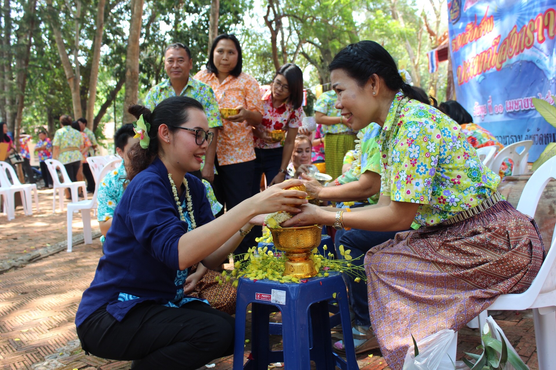 สพจ.หนองคาย จัดงานสรงน้ำพระสงฆ์และรดน้ำขอพร เนื่องในโอกาสวันสงกรานต์ ประจำปี 2561