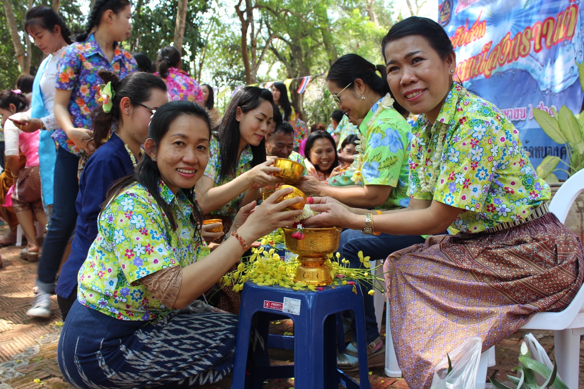 สพจ.หนองคาย จัดงานสรงน้ำพระสงฆ์และรดน้ำขอพร เนื่องในโอกาสวันสงกรานต์ ประจำปี 2561