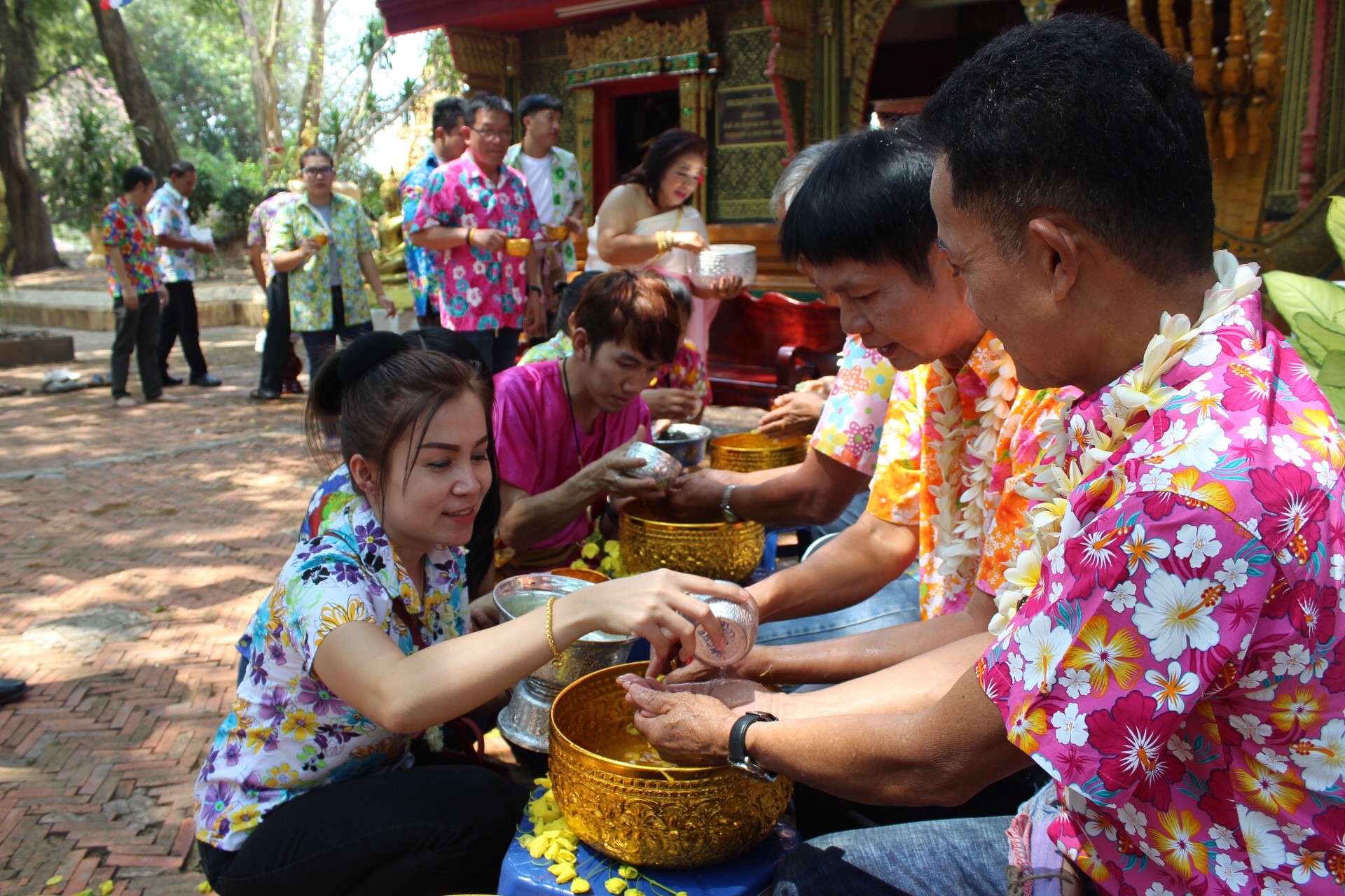 สพจ.หนองคาย จัดงานสรงน้ำพระสงฆ์และรดน้ำขอพร เนื่องในโอกาสวันสงกรานต์ ประจำปี 2561