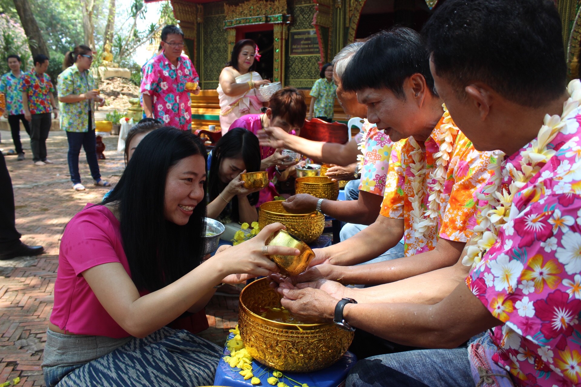 สพจ.หนองคาย จัดงานสรงน้ำพระสงฆ์และรดน้ำขอพร เนื่องในโอกาสวันสงกรานต์ ประจำปี 2561