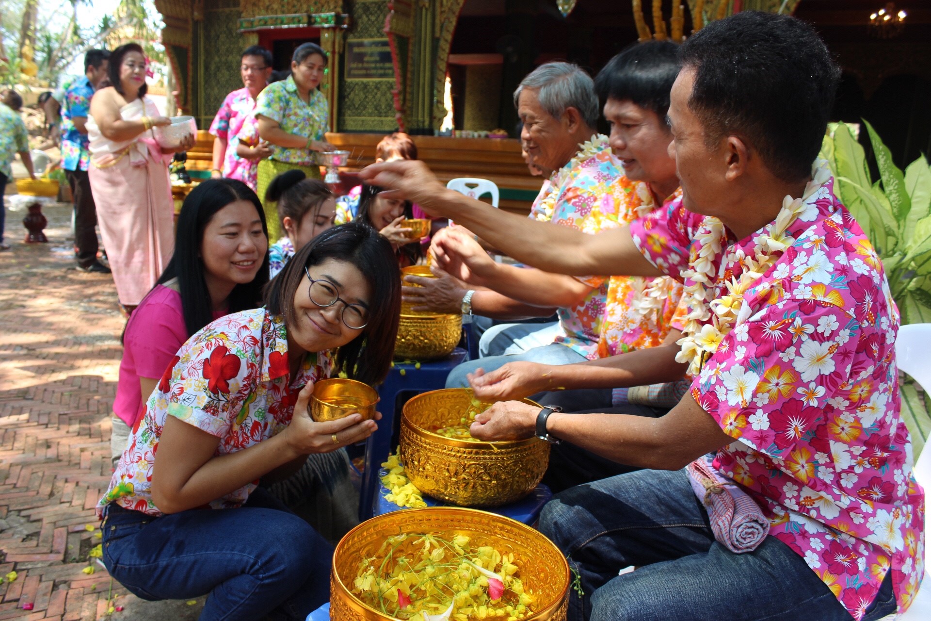 สพจ.หนองคาย จัดงานสรงน้ำพระสงฆ์และรดน้ำขอพร เนื่องในโอกาสวันสงกรานต์ ประจำปี 2561
