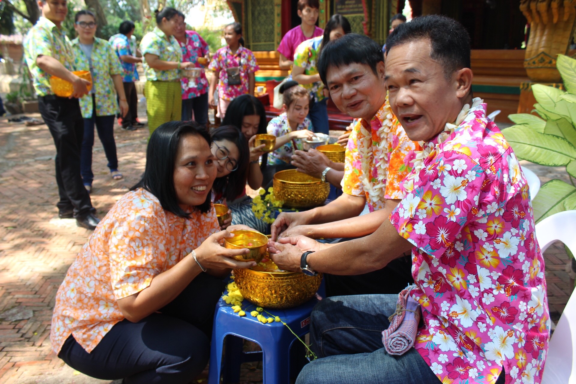 สพจ.หนองคาย จัดงานสรงน้ำพระสงฆ์และรดน้ำขอพร เนื่องในโอกาสวันสงกรานต์ ประจำปี 2561