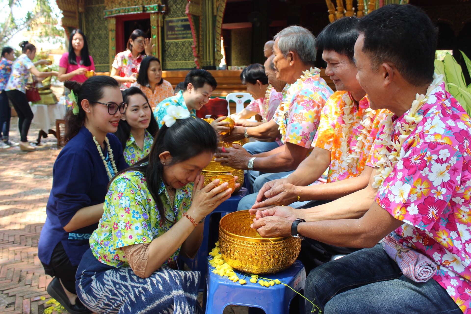 สพจ.หนองคาย จัดงานสรงน้ำพระสงฆ์และรดน้ำขอพร เนื่องในโอกาสวันสงกรานต์ ประจำปี 2561