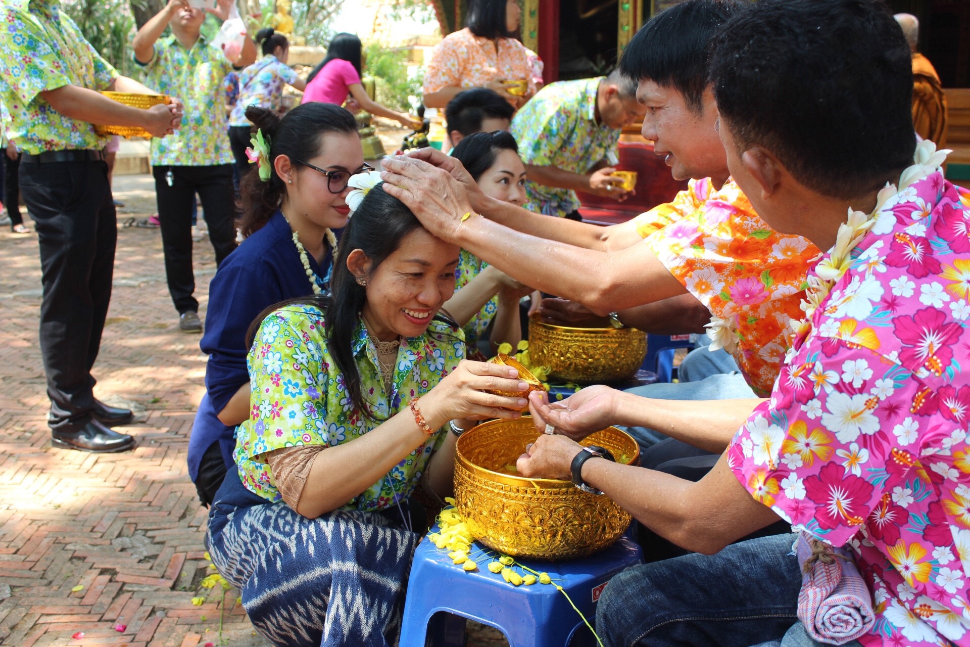 สพจ.หนองคาย จัดงานสรงน้ำพระสงฆ์และรดน้ำขอพร เนื่องในโอกาสวันสงกรานต์ ประจำปี 2561