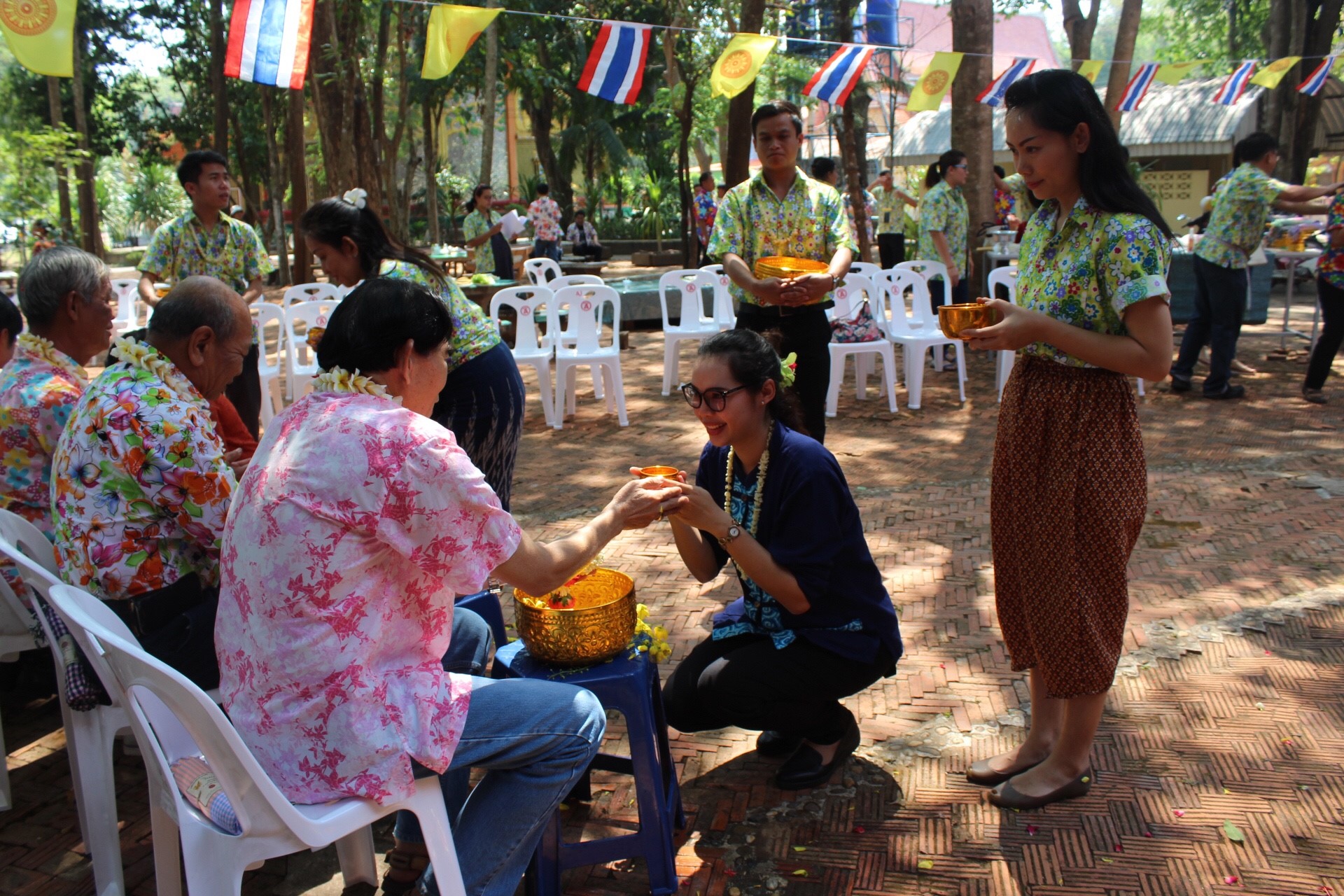 สพจ.หนองคาย จัดงานสรงน้ำพระสงฆ์และรดน้ำขอพร เนื่องในโอกาสวันสงกรานต์ ประจำปี 2561