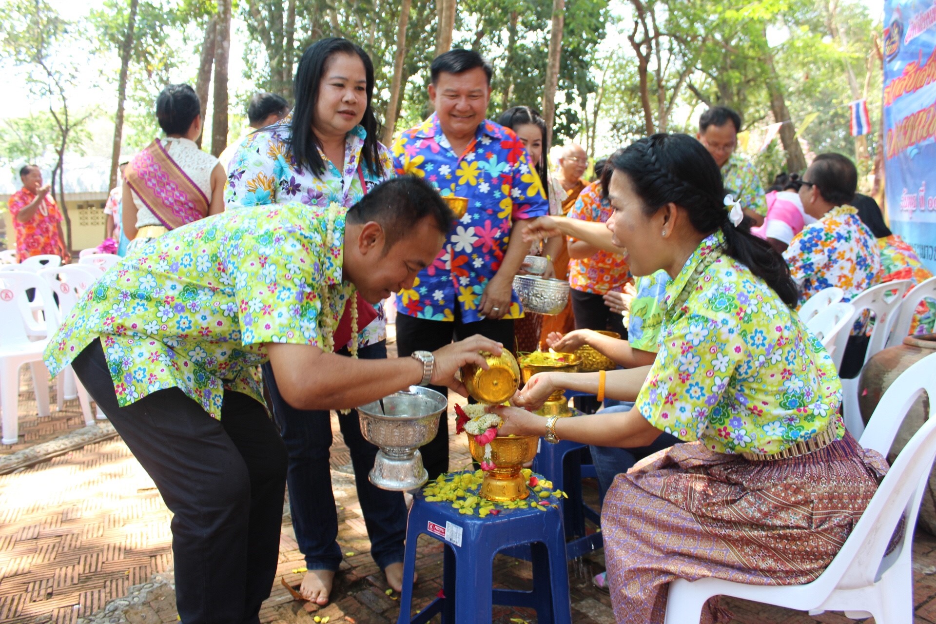 สพจ.หนองคาย จัดงานสรงน้ำพระสงฆ์และรดน้ำขอพร เนื่องในโอกาสวันสงกรานต์ ประจำปี 2561